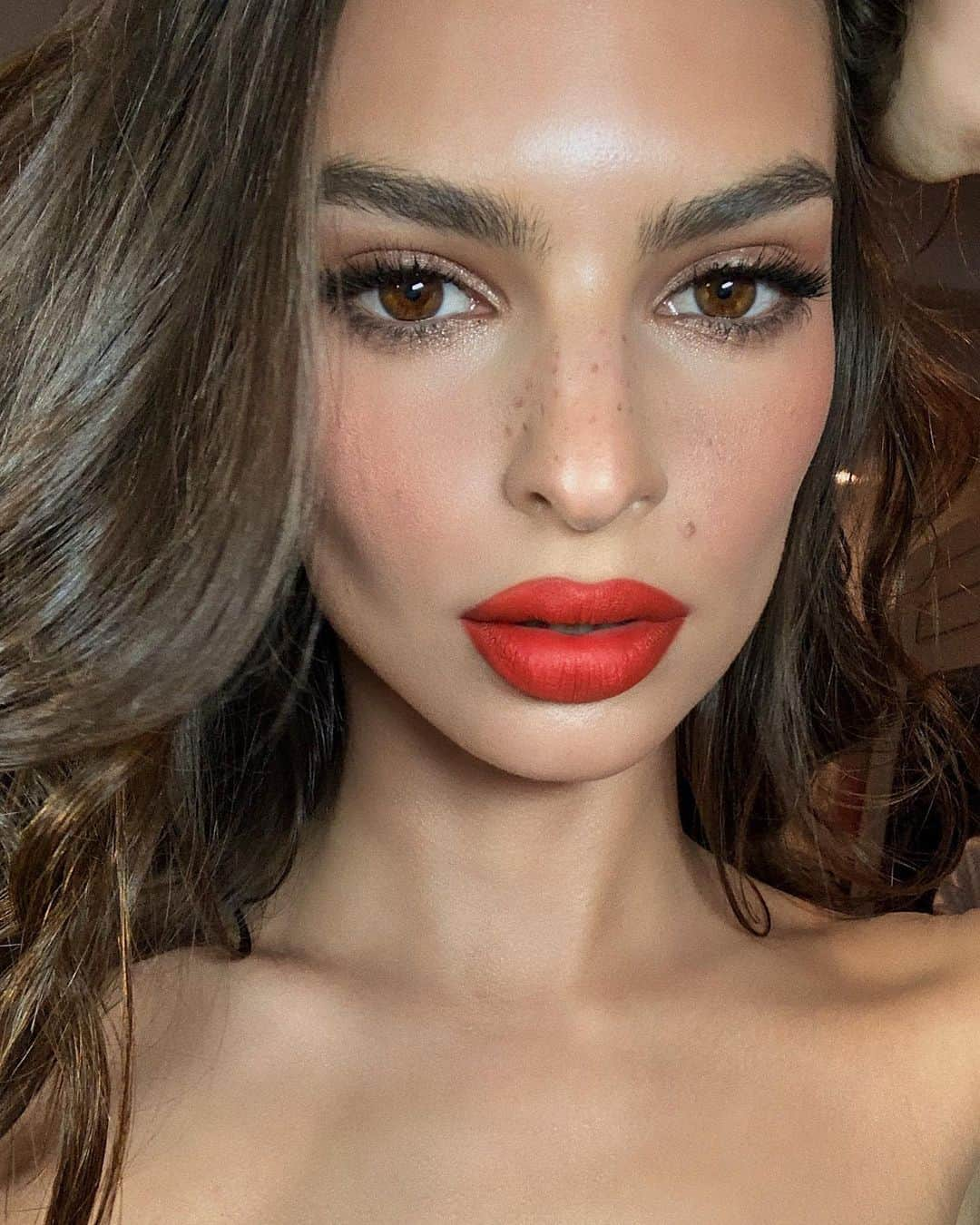 Hung Vanngoさんのインスタグラム写真 - (Hung VanngoInstagram)「@emrata for #CFDAawards tonight 💋❤️💫✨⚡️. 👗 @emmajademorrison 💇 @owengould 💄 @hungvanngo. On lips is @moicosmetics matte lipstick in “Girl On Fire”.」6月4日 9時53分 - hungvanngo