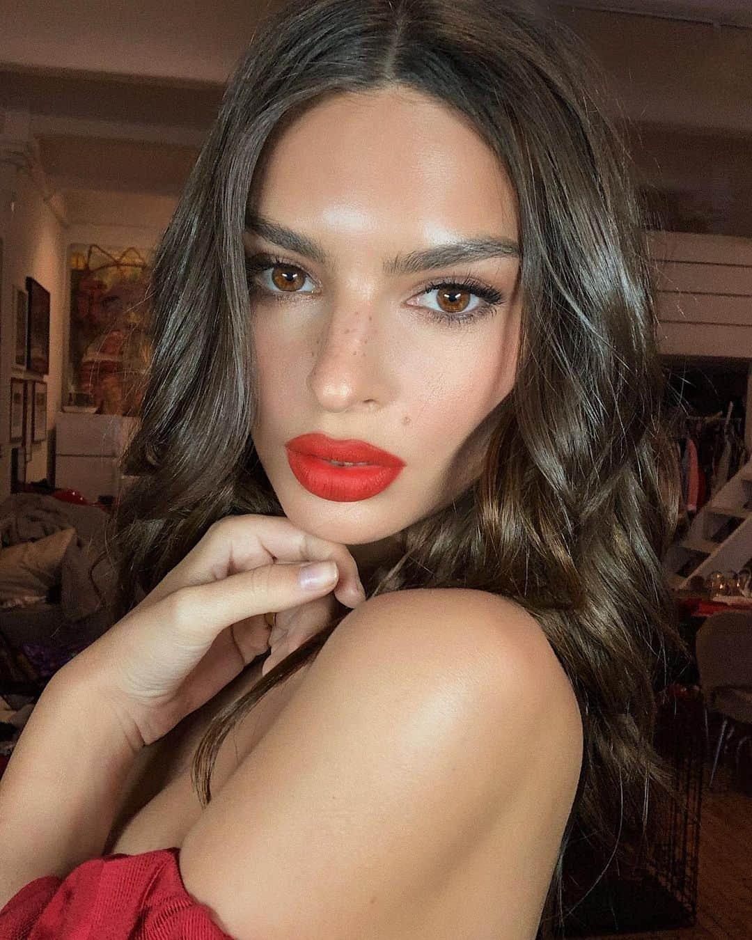 Hung Vanngoさんのインスタグラム写真 - (Hung VanngoInstagram)「@emrata for #CFDAawards tonight 💋❤️💫✨⚡️. 👗 @emmajademorrison 💇 @owengould 💄 @hungvanngo. On lips is @moicosmetics matte lipstick in “Girl On Fire”.」6月4日 9時53分 - hungvanngo