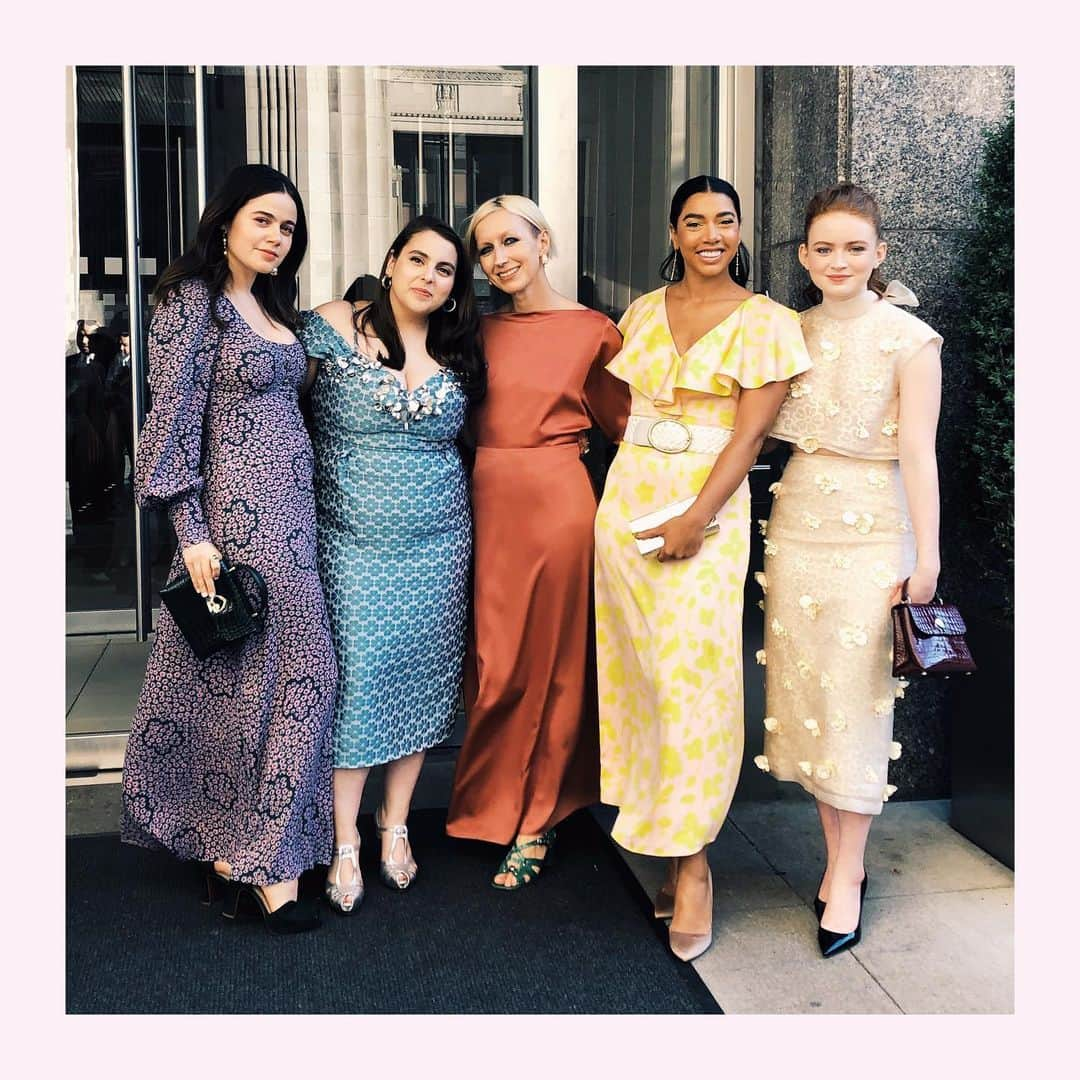 ケイト・スペードさんのインスタグラム写真 - (ケイト・スペードInstagram)「beautiful night at the @cfda awards with nicola, @mollsterg, @beaniefeldstein, @hannahbronfman and @sadiesink_. ✨#cfdaawards #katespade #loveinspades」6月4日 9時58分 - katespadeny