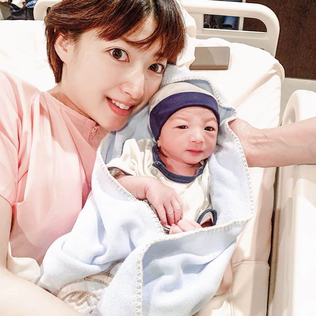 青木育日さんのインスタグラム写真 - (青木育日Instagram)「早いもので、昨日で息子が生まれて﻿ あっという間に1週間がたちました🐰🌿﻿ ﻿ 毎日全力でサポートしてくれている家族に﻿ 本当に感謝です。﻿ ﻿ 3枚目は、出産直後の写真。﻿ このふにゃふにゃ具合から7日だけで﻿ 顔立ちも力強さもすっかり変わり、﻿元気いっぱい。 成長の速さに驚きます。﻿ ﻿ 何してる瞬間も愛おしくて、﻿ 睡魔も疲れも吹っ飛ぶ🤱﻿ ﻿ もっともっと大きくなーれ💛﻿ ﻿ ﻿ #0m7d #生後7日目 #成長記録 #新生児 #ママリ #男の子ママ #令和ベビー #令和生まれ #赤ちゃんのいる生活」6月4日 9時59分 - ikuhiaoki