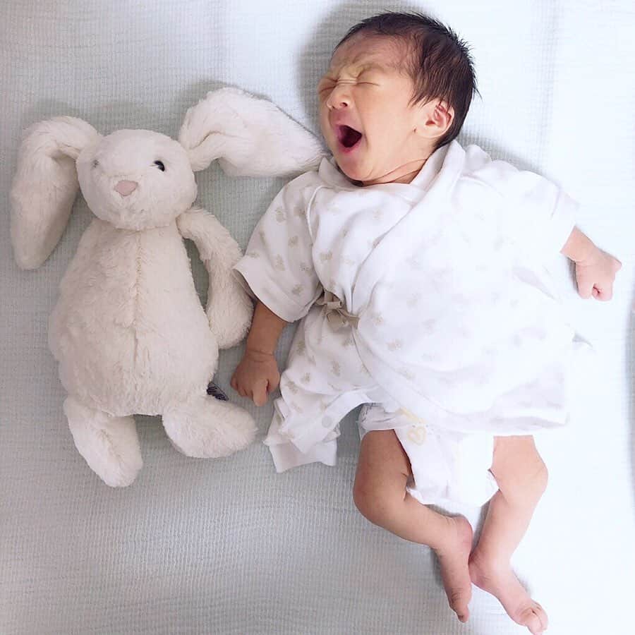 青木育日さんのインスタグラム写真 - (青木育日Instagram)「早いもので、昨日で息子が生まれて﻿ あっという間に1週間がたちました🐰🌿﻿ ﻿ 毎日全力でサポートしてくれている家族に﻿ 本当に感謝です。﻿ ﻿ 3枚目は、出産直後の写真。﻿ このふにゃふにゃ具合から7日だけで﻿ 顔立ちも力強さもすっかり変わり、﻿元気いっぱい。 成長の速さに驚きます。﻿ ﻿ 何してる瞬間も愛おしくて、﻿ 睡魔も疲れも吹っ飛ぶ🤱﻿ ﻿ もっともっと大きくなーれ💛﻿ ﻿ ﻿ #0m7d #生後7日目 #成長記録 #新生児 #ママリ #男の子ママ #令和ベビー #令和生まれ #赤ちゃんのいる生活」6月4日 9時59分 - ikuhiaoki