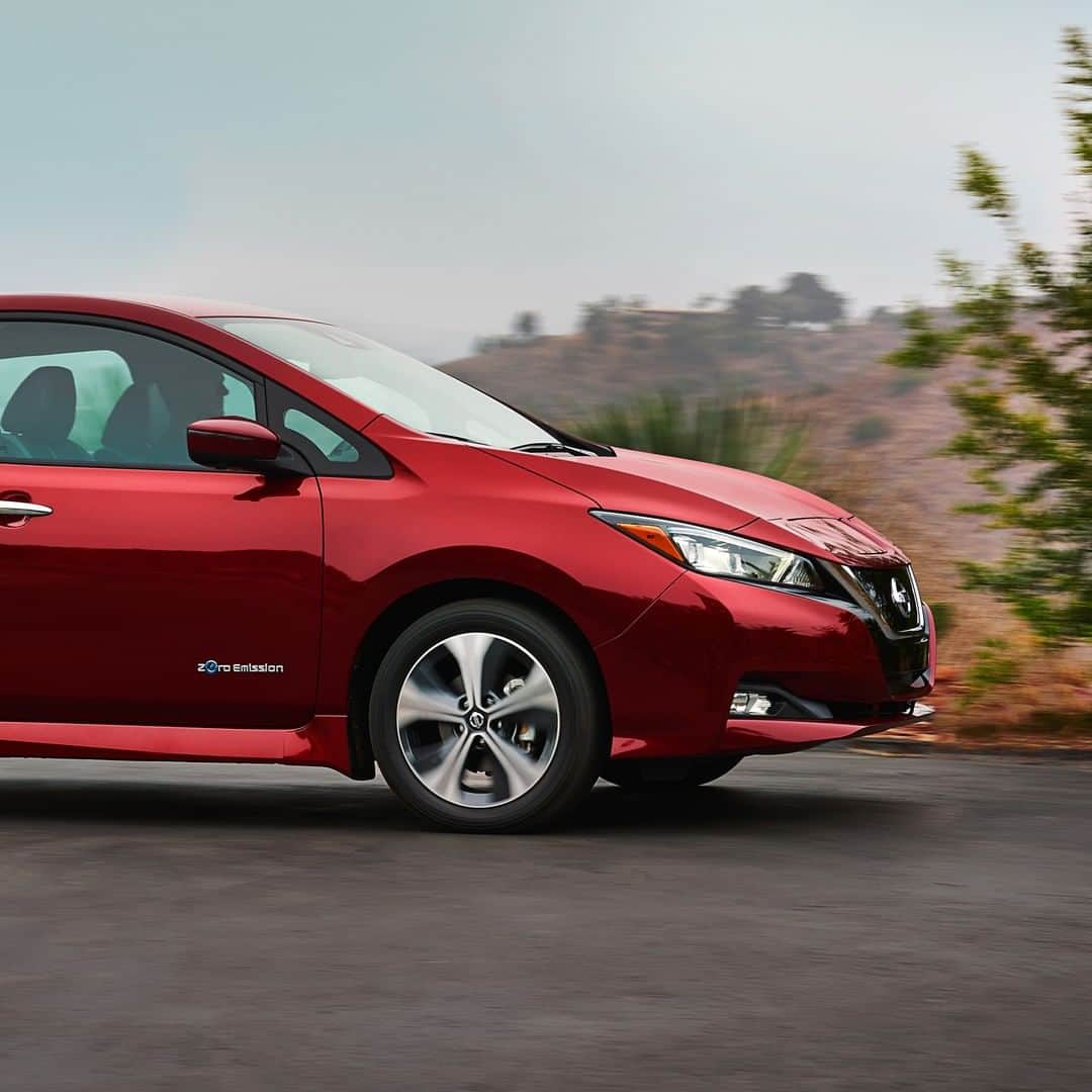 のインスタグラム：「Our other good side. 😍 #NissanLEAF #SimplyAmazing」