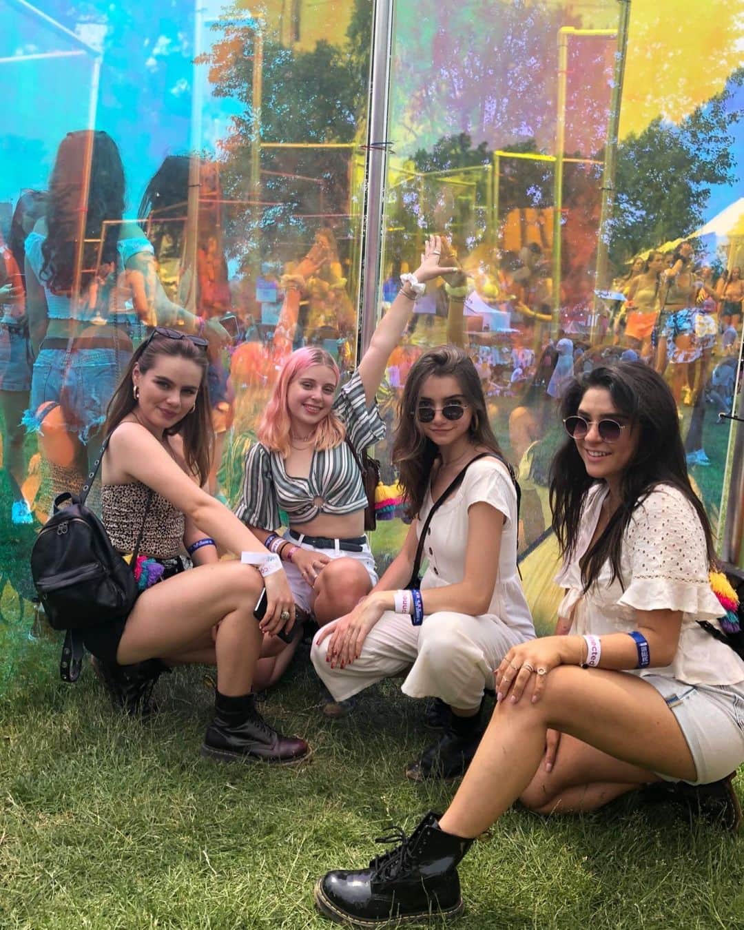 American Eagleさんのインスタグラム写真 - (American EagleInstagram)「@julietdicarlo with the 90's vibes in our favorite #festival pair: AE shorts & a tube top 🎶 Swipe to see Juliet & the girl gang @katherinleonard, @mama__medusa and @maia_carpentieri」6月4日 10時03分 - americaneagle