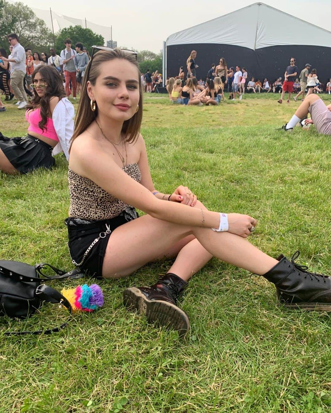 American Eagleさんのインスタグラム写真 - (American EagleInstagram)「@julietdicarlo with the 90's vibes in our favorite #festival pair: AE shorts & a tube top 🎶 Swipe to see Juliet & the girl gang @katherinleonard, @mama__medusa and @maia_carpentieri」6月4日 10時03分 - americaneagle