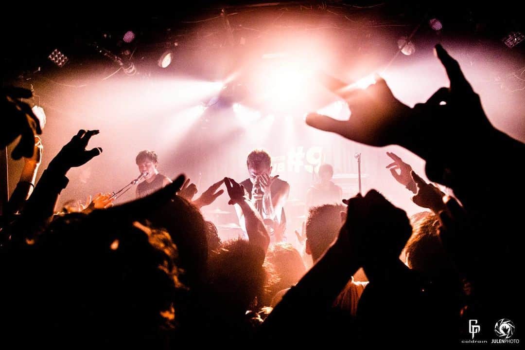 Julen Esteban-Pretelさんのインスタグラム写真 - (Julen Esteban-PretelInstagram)「#throwback: @coldrain_official last year in Koriyama during the “Another Decade in the Rain” Tour. Some of the venues in that tour were so small that I went into the crowd to shoot a few of the photos. #TOURDREAMS #julenphoto #coldrain  Shot with @nikonjp: Nikon D7100, Nikkor DX 17-55mm f/2.8, ISO1600, 26mm 1/400s at f/3.2, no flash #nikon #nikonjp #clubnikonjapan」6月4日 10時14分 - julenphoto