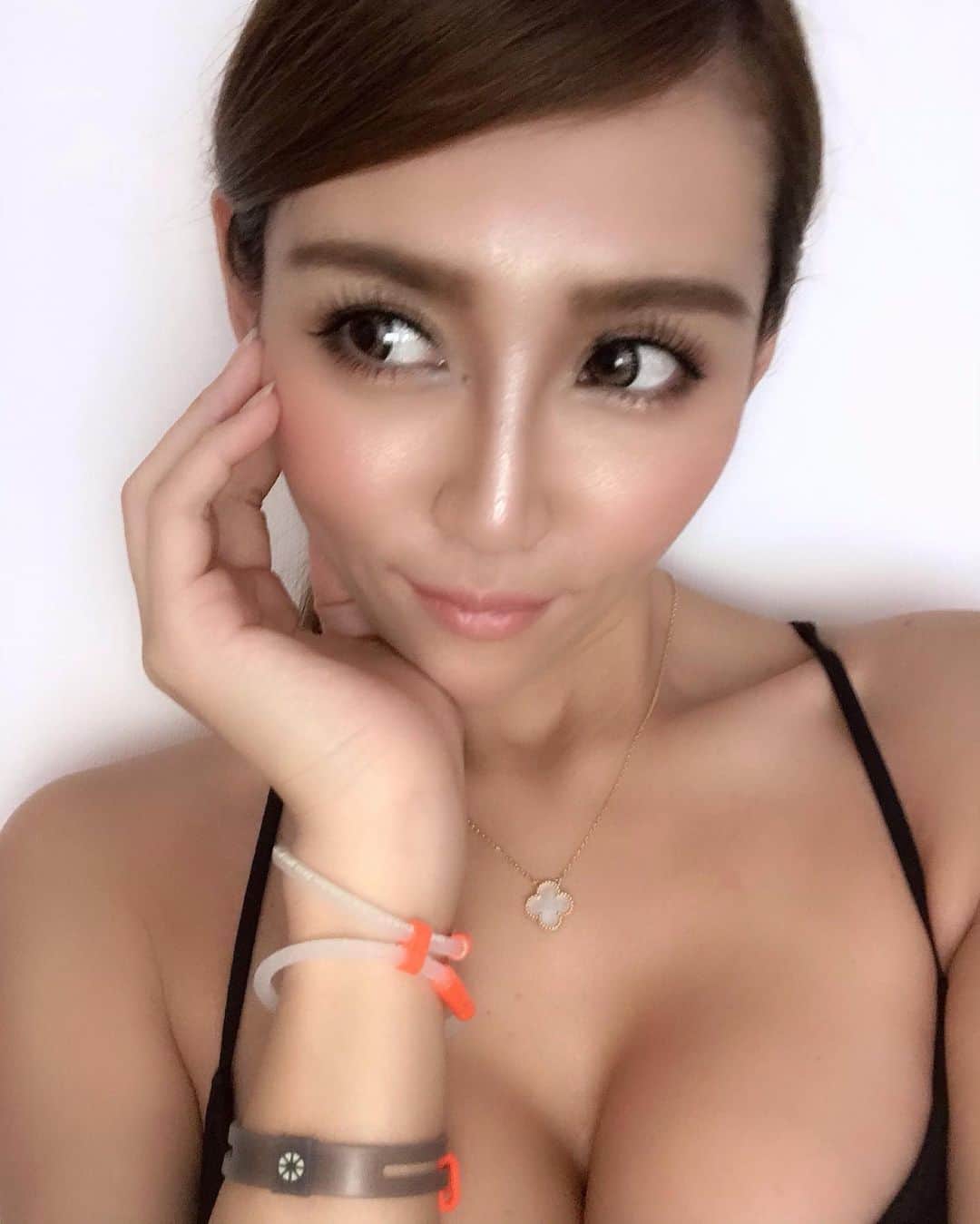 のインスタグラム：「. . 前にストーリー載せて好評だったので こちらにもアップしちゃう💕 ブレてるんだけどね😂 . 声がカッスカスのガラガラ➕咳、、 今日はのんびりdayにしようかな🐒 みなさん風邪ひかないように😷 . . #diet #momlife #workout #fitness #beauty  #body #sexymom #beautifulgirls #bandel  #ダイエット #産後ダイエット #くびれづくり  #ママライフ #女の子ママ #美ボディ  #腹筋女子 #綺麗なママになりたい #172cm  #アラフォー #アラフォーママ #美活 #ママでも綺麗に #頑張るママ  #ママさんと繋がりたい #メリハリbody #모델 #데리룩 #팔로우 #엄마 #데일리룩」