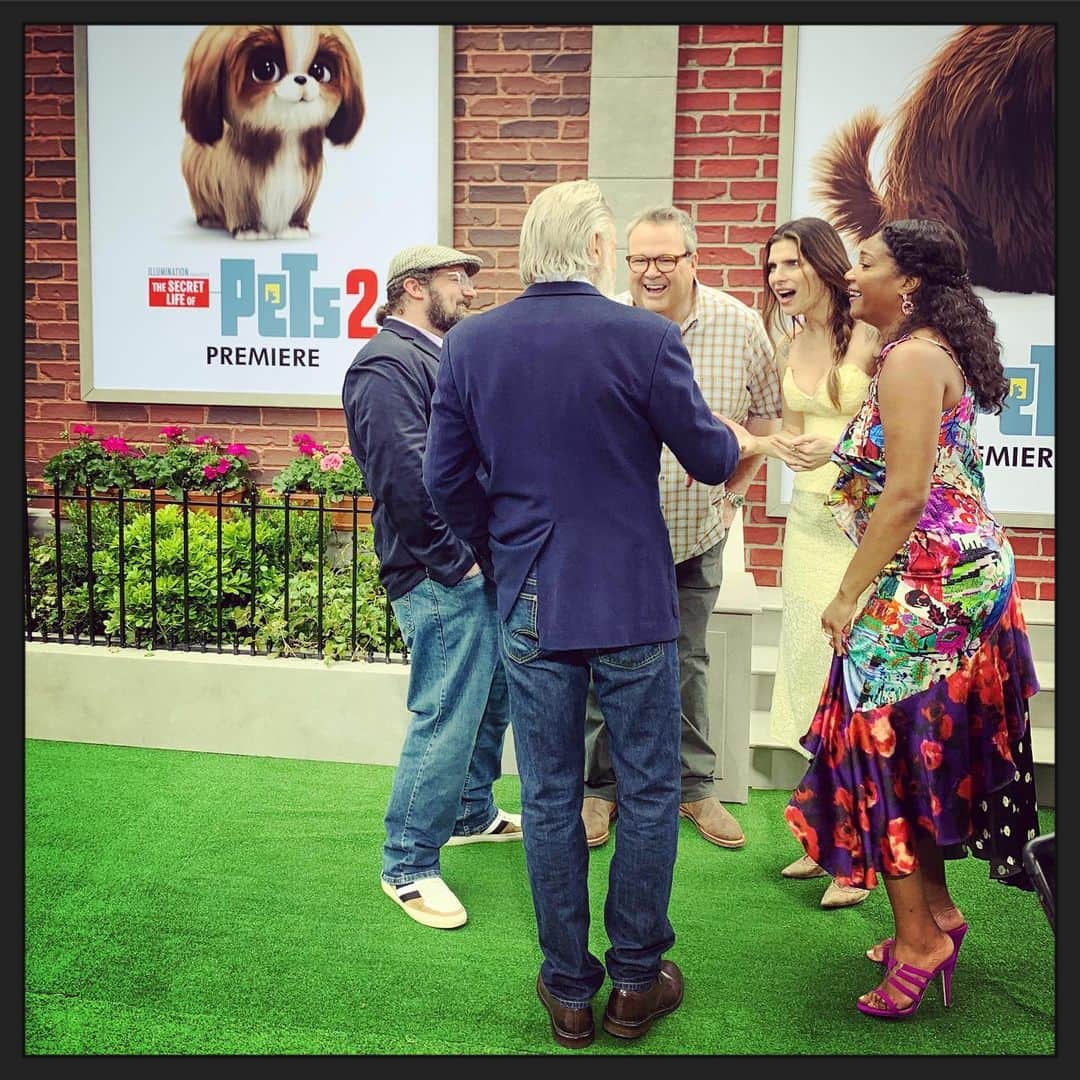 レイク・ベルのインスタグラム：「Please note how super chill we’re playing it around #HARRISONFORD!!! Who also stars in @secretlifeofpets!!! Guys, YOU GOTTA SEE IT. THIS FRIDAY!!!! 🐰🐶🐕🐩 @bibbymoynihan @tiffanyhaddish @ericstonestreet」