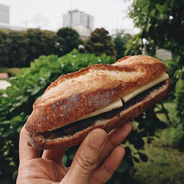 Sheraton Yokohamaさんのインスタグラム写真 - (Sheraton YokohamaInstagram)「ベーカーシェフの思いが詰まったパンはペストリーショップ"ドーレ"で。 photo by @kuishinbobba . Pastry Shop DORER あんバターフランス🥖 ¥246 . 横浜ベイシェラトンホテル内にあるペストリーショップ、ドーレ。食べた瞬間歯切れの良いパリパリバゲットということが分かったので、心の中で狂喜乱舞💃近くに美味しいあんバター食べられる所が発見出来ると、こんなにも嬉しいものなのか…😭❤️ #dorer #yokohama #ドーレ #あんバターフランス #あんバター #あんバターサンド #横浜 #横浜パン屋 #横浜グルメ #横浜ベイシェラトン」6月4日 10時13分 - sheratonyokohama