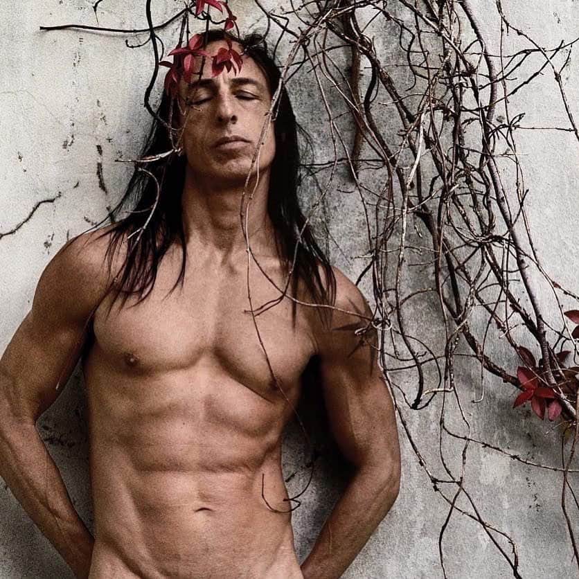 Vogueさんのインスタグラム写真 - (VogueInstagram)「@rickowensonline has been named the Menswear Designer of the Year at the #CFDAAwards. Tap the link in our bio for all of tonight's winners. Photographed by @antoncorbijn4real, Vogue, March 2019」6月4日 10時23分 - voguemagazine