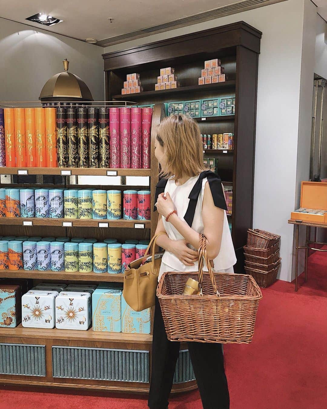 翁安芸さんのインスタグラム写真 - (翁安芸Instagram)「香港のLane Crawfordに入っている紅茶屋さん @fortnums 💚💙💛 パッケージも可愛くて、お土産や自宅用にお買い物✨ #hongkong #香港 #紅茶 #fortnumandmason #akiweng」6月4日 10時15分 - akinyc