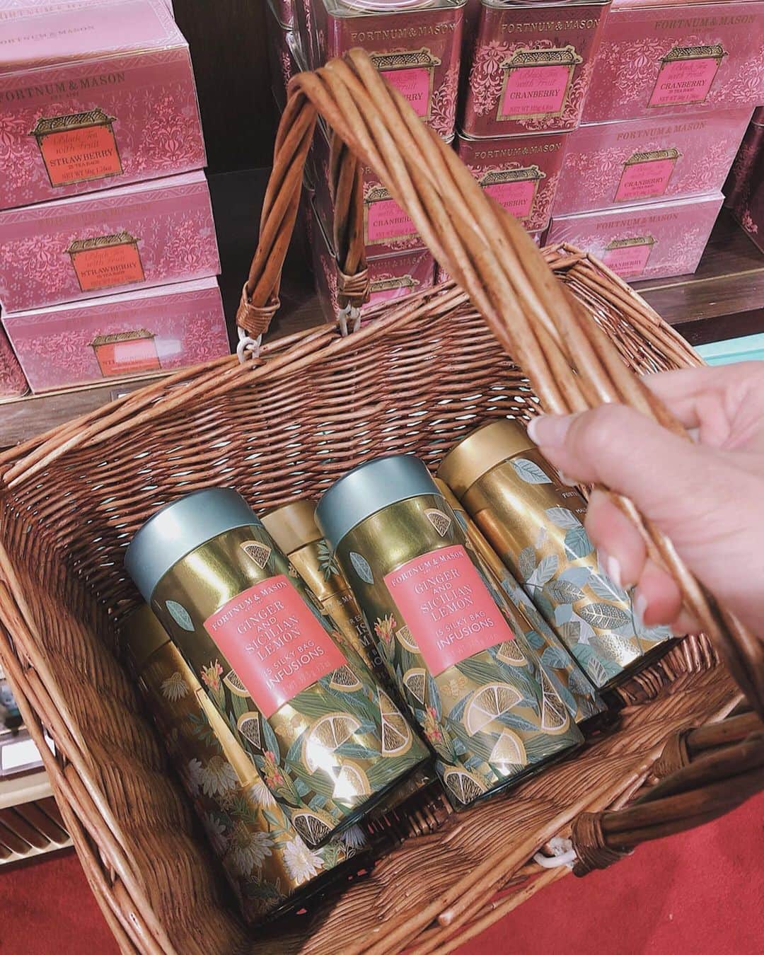 翁安芸さんのインスタグラム写真 - (翁安芸Instagram)「香港のLane Crawfordに入っている紅茶屋さん @fortnums 💚💙💛 パッケージも可愛くて、お土産や自宅用にお買い物✨ #hongkong #香港 #紅茶 #fortnumandmason #akiweng」6月4日 10時15分 - akinyc