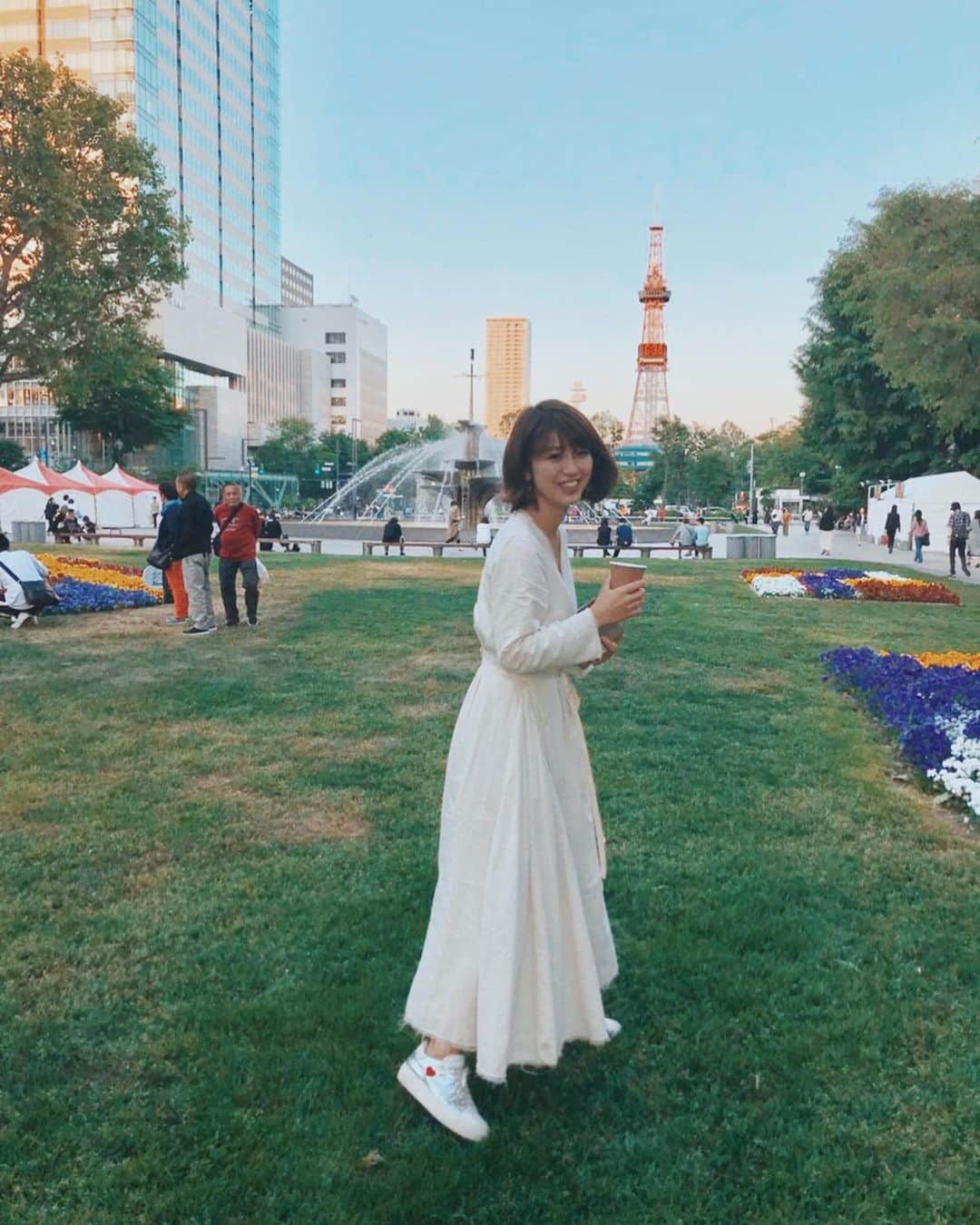 村上萌さんのインスタグラム写真 - (村上萌Instagram)「札幌出張とか嬉しすぎる。﻿しかも大好きなこの季節。﻿バタバタしてるタイミングだけど、行くからには前後含めて徹底的に楽しむと決意。﻿ ﻿ 昨日はトークショーが夕方集合だったので、同行の若人連れて早めに北海道入りして、空港でレンタカーして、今が旬の安平町の菜の花見て、回転寿司と菊水の好きなカフェのコーヒーテイクアウトして、トークショーと楽しい打ち上げの後は締めパフェで終了という、宝箱みたいな1日だった。﻿﻿ ﻿﻿ 札幌に住んでた5年間で、何人もの知り合いが色んな季節に来てくれたから、どの季節の案内コースもマスターしてた技が、ついに自分に活用できた😋﻿﻿ ﻿﻿ 肝心のトークショーは、去年から付き合わせてもらってる、北海道上川町の地域おこし協力隊募集に向けたイベントで、自分なりのミッションを持って移住をすることについて諸先輩方と話させてもらいました🙌🏻﻿お仕事終わりに来てくださった方々、ありがとうございました！﻿ ﻿ ◻︎安平町の菜の花﻿ ◻︎回転寿司 根室花まる﻿ ◻︎菊水のカフェ Plantation﻿ ◻︎大通り BARISTART COFFEE(写真はこっち) ◻︎夜パフェ専門店パフェテリア ミル﻿ ﻿  #娘お留守番出張は2回目 #discoverhokkaido」6月4日 10時32分 - moemurakami_