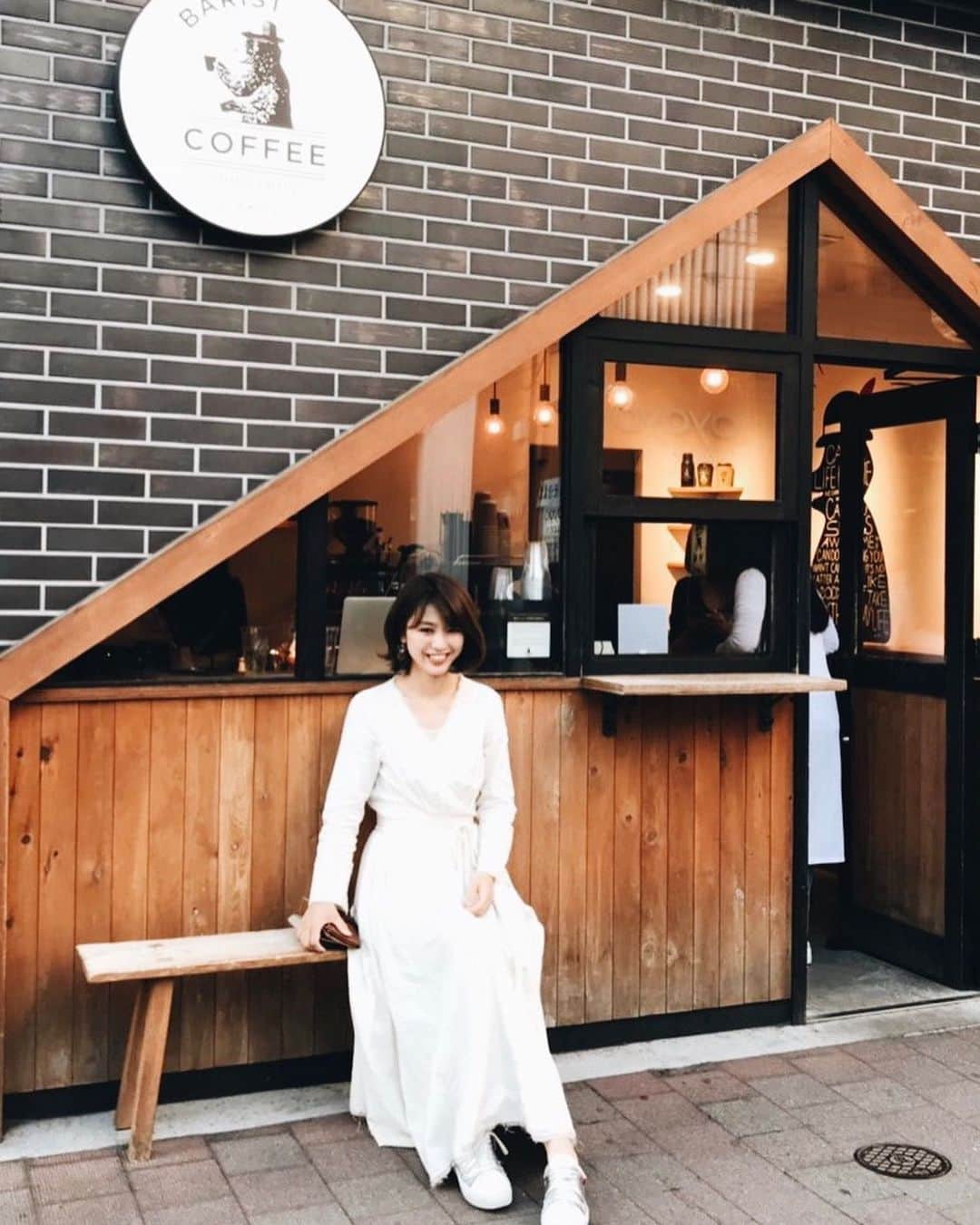 村上萌さんのインスタグラム写真 - (村上萌Instagram)「札幌出張とか嬉しすぎる。﻿しかも大好きなこの季節。﻿バタバタしてるタイミングだけど、行くからには前後含めて徹底的に楽しむと決意。﻿ ﻿ 昨日はトークショーが夕方集合だったので、同行の若人連れて早めに北海道入りして、空港でレンタカーして、今が旬の安平町の菜の花見て、回転寿司と菊水の好きなカフェのコーヒーテイクアウトして、トークショーと楽しい打ち上げの後は締めパフェで終了という、宝箱みたいな1日だった。﻿﻿ ﻿﻿ 札幌に住んでた5年間で、何人もの知り合いが色んな季節に来てくれたから、どの季節の案内コースもマスターしてた技が、ついに自分に活用できた😋﻿﻿ ﻿﻿ 肝心のトークショーは、去年から付き合わせてもらってる、北海道上川町の地域おこし協力隊募集に向けたイベントで、自分なりのミッションを持って移住をすることについて諸先輩方と話させてもらいました🙌🏻﻿お仕事終わりに来てくださった方々、ありがとうございました！﻿ ﻿ ◻︎安平町の菜の花﻿ ◻︎回転寿司 根室花まる﻿ ◻︎菊水のカフェ Plantation﻿ ◻︎大通り BARISTART COFFEE(写真はこっち) ◻︎夜パフェ専門店パフェテリア ミル﻿ ﻿  #娘お留守番出張は2回目 #discoverhokkaido」6月4日 10時32分 - moemurakami_