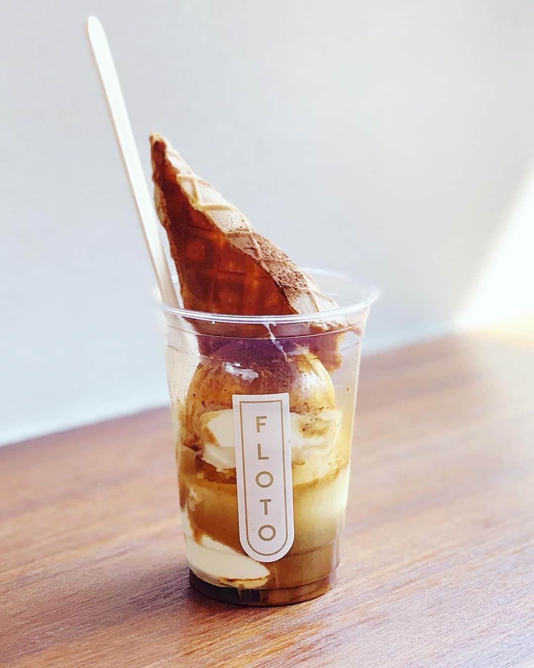 樋口智恵子さんのインスタグラム写真 - (樋口智恵子Instagram)「Affogato al caffè☕️🍨 @floto_gelato . . . . Flotoで一番好きな、リッチミルクジェラートのアフォガート☕️🍨 チーズのような濃い目ミルクジェラートと淹れたてエスプレッソの苦味が絶妙で、上にココアパウダーもかかっていて、あっさり系ティラミスの風味も🍫今まで食べたアフォガートで1番好みです✨ 好き過ぎて気がつくと無意識に足が向いてしまうので危険😵 . . . . #floto #gelato #affogato #affogatoalcaffè #tokyocafe #参宮橋カフェ #ジェラート #アフォガート #代々木カフェ #スイーツ巡り #アイス好き #カフェ好き」6月4日 10時25分 - chieko_higuchi