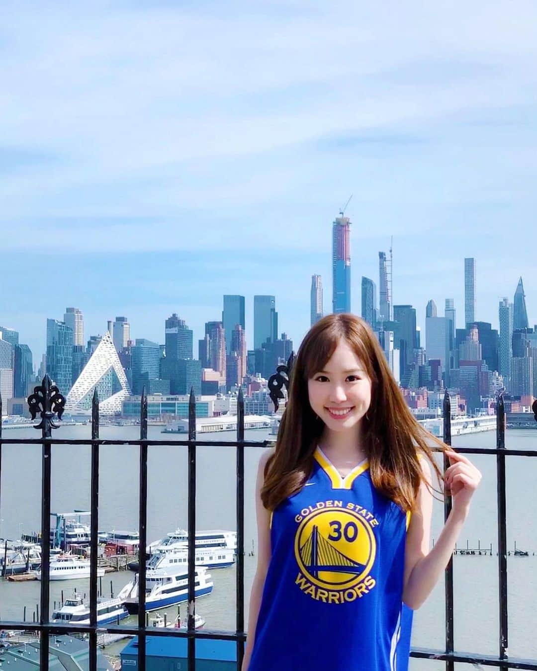 メロディー・モリタさんのインスタグラム写真 - (メロディー・モリタInstagram)「Honored to be informed that I was the top influencer for NBA @warriors content in May!✨ I captured moments at the games + did a shoot in collab with ballet this time.💙 I'm glad that I was able to help even a little bit by sharing and spreading how incredible this league is.😊 The NBA Finals is tied 1-1 between the Raptors and Warriors. With several players yet to return and/or injured, it's truly a matchup that's difficult to make predictions. I absolutely love this time of the year where fans from all around the globe come together to watch the most intense and high level game from both teams. Wishing all the best for both sides!!🙌🏀🔥 (The jersey I’m wearing is @stephencurry30, gifted by @nba. Thank you!) * インスタで『NBA #Warriors』 に関連するコンテンツで、5月の最も影響力のあったインフルエンサーとしての賞を頂きました！✨ * 大変光栄なことに1位に選んで頂き、幼いころからLAで多くのレイカーズファンの中で育ち、とても馴染みあるNBA関連での受賞は本当に嬉しいです。 * 現地取材に加え、今回は、私の得意分野のバレエとNBAを組み合わせた作品に仕上げましたので、微力ですが少しでもNBAの素晴らしさを広めるお手伝いが出来ていましたら幸いです🙏 * NBAファイナルは、1-1となったラプターズVSウォリアーズ。主力選手の欠場や怪我などで先が予想できない展開もありそうですが... 両チーム、非常にハイレベルな熱い戦いをみせてくれることを世界中が期待して応援しています‼️ (着用しているジャージーは、NBAから頂いたものです✨) #NBA #NBAFinals #StephCurry #StephenCurry #Rakuten #Raptors #ウォリアーズ #ラプターズ」6月4日 10時26分 - melodeemorita
