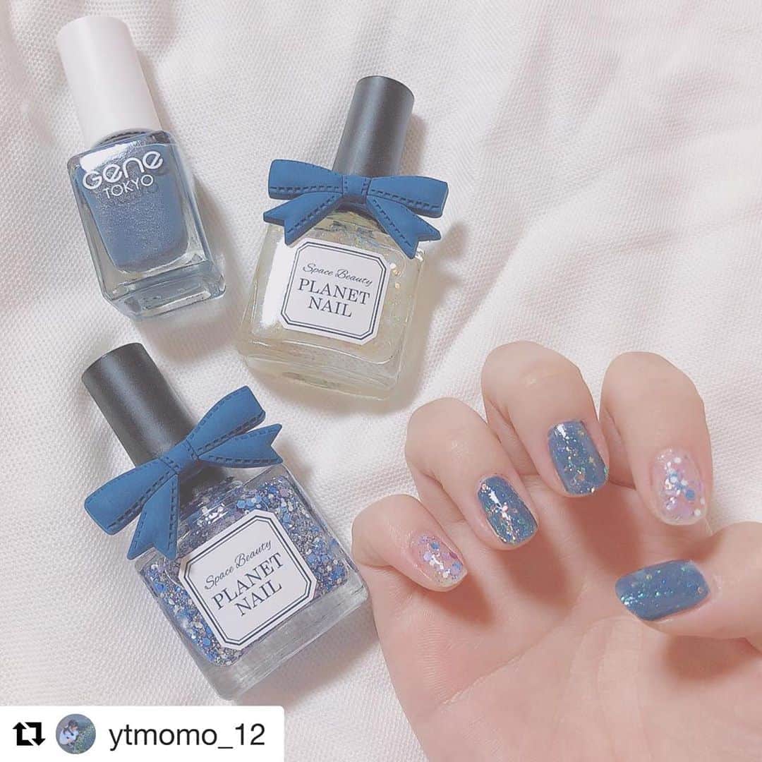 【PLANET NAIL（プラネット ネイル）】公式さんのインスタグラム写真 - (【PLANET NAIL（プラネット ネイル）】公式Instagram)「@ytmomo_12 さん PLANET NAIL Basic Line PLB19 #屋根裏の宇宙人 PLB01 #一等星の使命 を使用したネイルアレンジ ありがとうございます💅✨ . #Repost @ytmomo_12 with @get_repost ・・・ ♡ ． かえでが教えてくれたネイル めちゃくちゃ可愛いの 入れ物からもう可愛いの 青系のネイル初めてしたけど なかなかありじゃん可愛い🥺 ． ネイルの名前も可愛くて、 青い方が屋根裏の宇宙人で 白い方が一等星の使命って言うの、 全てがオシャレ #ネイル#セルフネイル#100均ネイル #planetnail#planetnails#selfnail#genetokyo #instagood#instalike#fff#l4l . @planet.jp #プラネットネイル #プラネットネイルポリッシュ」6月4日 10時40分 - planet.jp