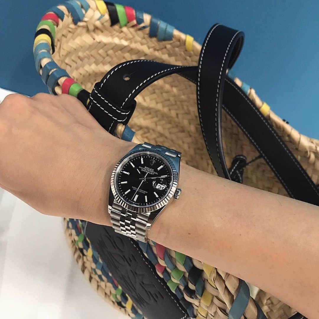 富岡佳子さんのインスタグラム写真 - (富岡佳子Instagram)「エクラ7月号の表紙撮影で使用した時計です。 @rolex  #rolexoyster  フェイスが黒だとカジュアルなスタイリングが引き締まりますね…フェイスの大きさも素敵♡」6月4日 10時33分 - yoshikotomioka