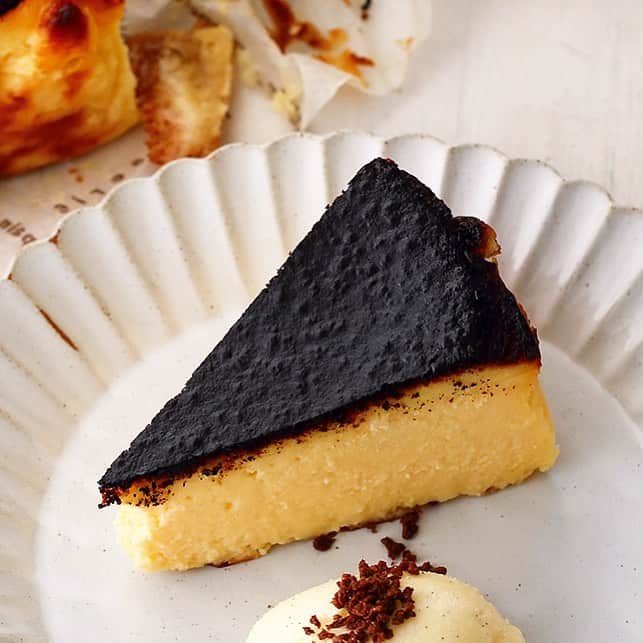 KIHACHI公式Instagramさんのインスタグラム写真 - (KIHACHI公式InstagramInstagram)「【キハチ カフェ 日比谷シャンテ・アトレ浦和・ペリエ千葉】  最近話題の「バスクチーズケーキ」 スペインのバスク地方で人気の真っ黒なチーズケーキ。 じっくりと焼きあげる事で、表面はしっかり焦がしても、中はクリーミーで濃厚に。 キハチ カフェの3店舗では、定番メニューの１つですが、ここ最近人気急上昇中！ あなたも今話題の「バスクチーズケーキ」を体験してみませんか？  #KIHACHI #foodphotography#tasty #キハチ#バスクチーズケーキ #バスク #チーズケーキ #ことりっぷ #TOKYO#tokyocafe#Hibiya#カフェ #カフェ部 #カフェ散歩#KIHACHICAFE#キハチカフェ #キハチカフェ日比谷シャンテ #日比谷 #日比谷シャンテ #浦和#キハチカフェアトレ浦和#埼玉カフェ #浦和カフェ #ペリエ千葉 #キハチカフェペリエ千葉 #BasqueCheesecake #cheesecake」6月4日 10時39分 - kihachi_official