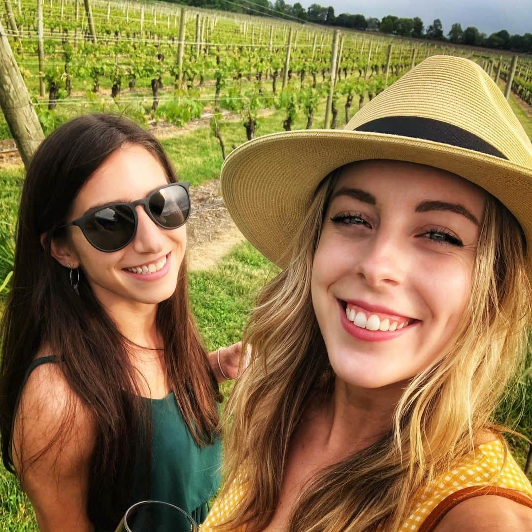 マリッサ・キャステリさんのインスタグラム写真 - (マリッサ・キャステリInstagram)「Wine not? 🍷 . . . . . *#vineyards #newportvineyards #Exploring_RI #rhodeisland #discoverrhodeisland #winetasting」6月4日 10時41分 - marissacastelli