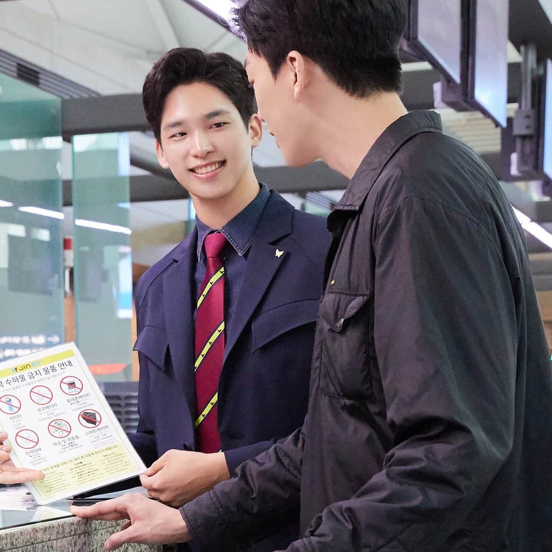 ジンエアーさんのインスタグラム写真 - (ジンエアーInstagram)「기본에서 다시, 진에어의 새로워진 유니폼 | 운송직 움직임은 편안하게 스타일은 다양하게 직원들의 마음이 반영된 유니폼, 기대해도 좋아요💚  고객과의 첫 만남이 이뤄지는 공항 업무 특성을 감안해 데님 소재를 활용한 정복 디자인으로 완성하였습니다.  사계절용 원단을 사용하고, 버튼형 가디건을 추가 도입하여 근무 지역, 계절, 공항 환경에 등에 맞춰 유연하게 착용 가능합니다.  편안한 서비스 기본, 여행의 만족도 기본 기본이 좋아요 ㅈㅇㅇ 진에어  #진에어 #ㅈㅇㅇ #기본이좋아요 #여행은진에어  #기대해도좋아요 #재미있게ㅈㅇㅇ #재미있게진에어 #진에어유니폼 #신규유니폼 #새로운유니폼 #유니폼」6月4日 10時58分 - jinair_lj