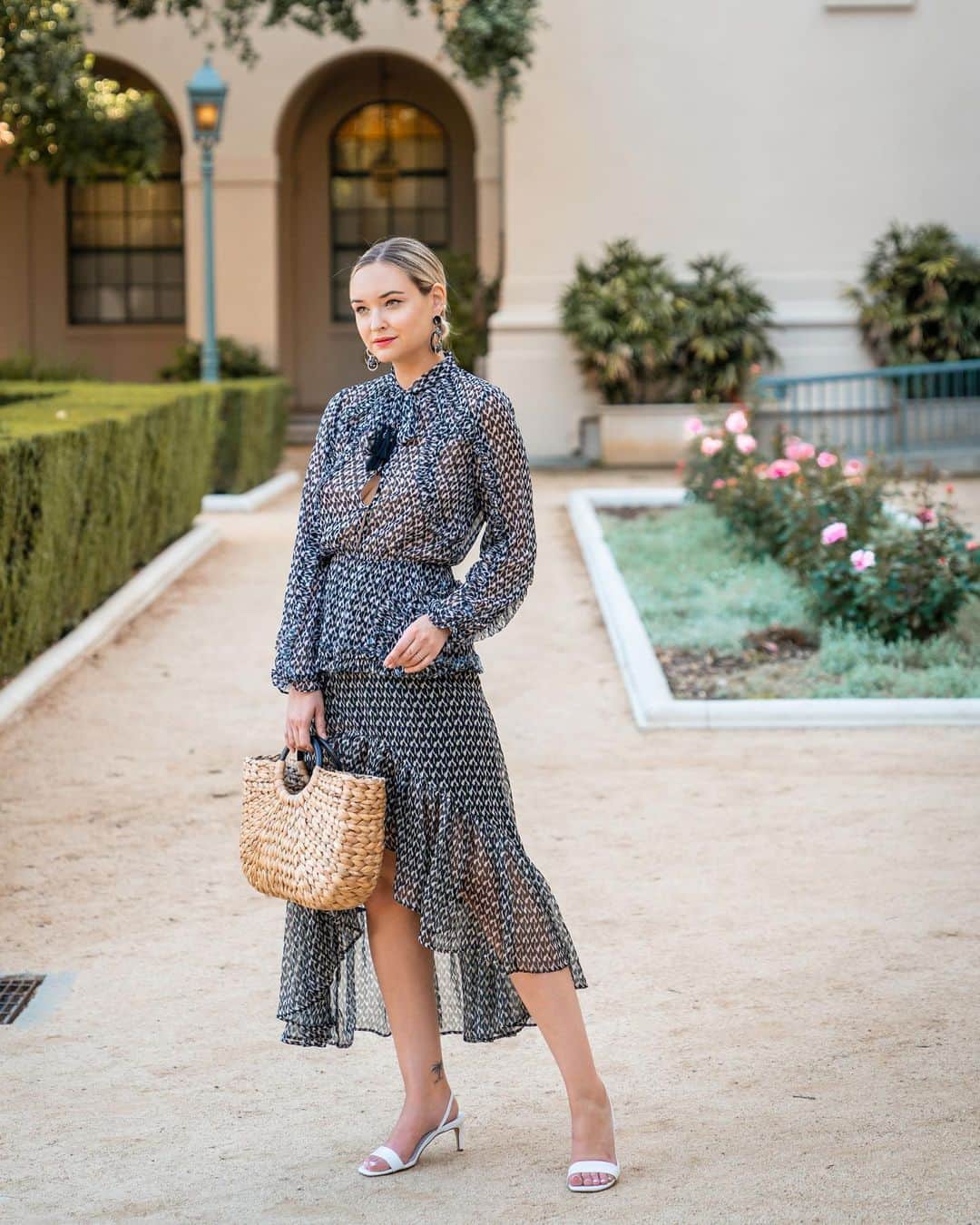 リズ・チェルカソワのインスタグラム：「The ruffles on this top perfectly cover my nipples which means this outfit gets extra points for allowing me to not wear a bra. #thelittlethings UPDATE: Honestly how many of you zoomed in to check? 🙋🏼‍♀️」