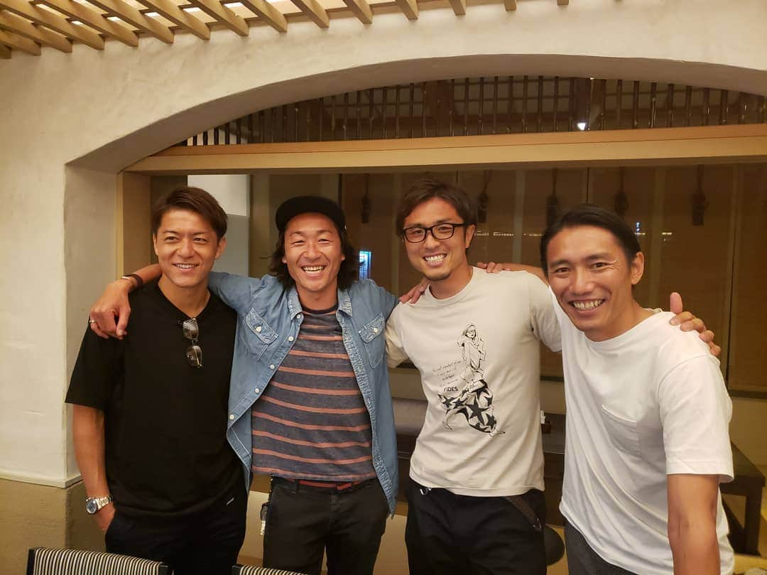 那須大亮さんのインスタグラム写真 - (那須大亮Instagram)「谷間の世代会(^_^) 同じ時をたたかった仲間！！いつまでたっても刺激しあえる仲間。  本当に楽しい時間でした(^_^) 2枚目は元浦和組で、3枚目は元マリノス組で、4枚目は元鹿児島実業で、啓太がちゃっかり写ってるけど(笑) 今も刺激しあえる仲間に感謝(^_^) 水さんみんなを集めてくれてありがとうございます(^_^) #田中マルクス闘莉王  #阿部勇樹  #鈴木啓太 #松井大輔  #佐藤寿人 #佐藤勇人 #石川直宏 #田中隼磨 #坂田大輔 #水上さん #那須大亮 #谷間の世代 #仲間に感謝」6月4日 10時50分 - nasudaisuke_official