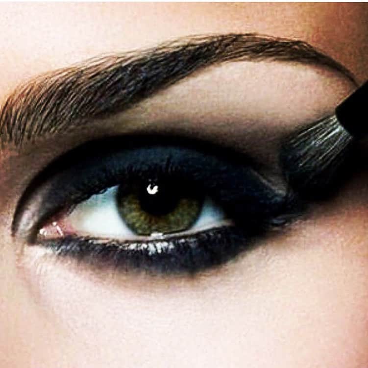 ボビー・ブラウンのインスタグラム：「Follow the instructions and use lots of layered black, greys and slates. #thesmokeyeye @lisevarrette」