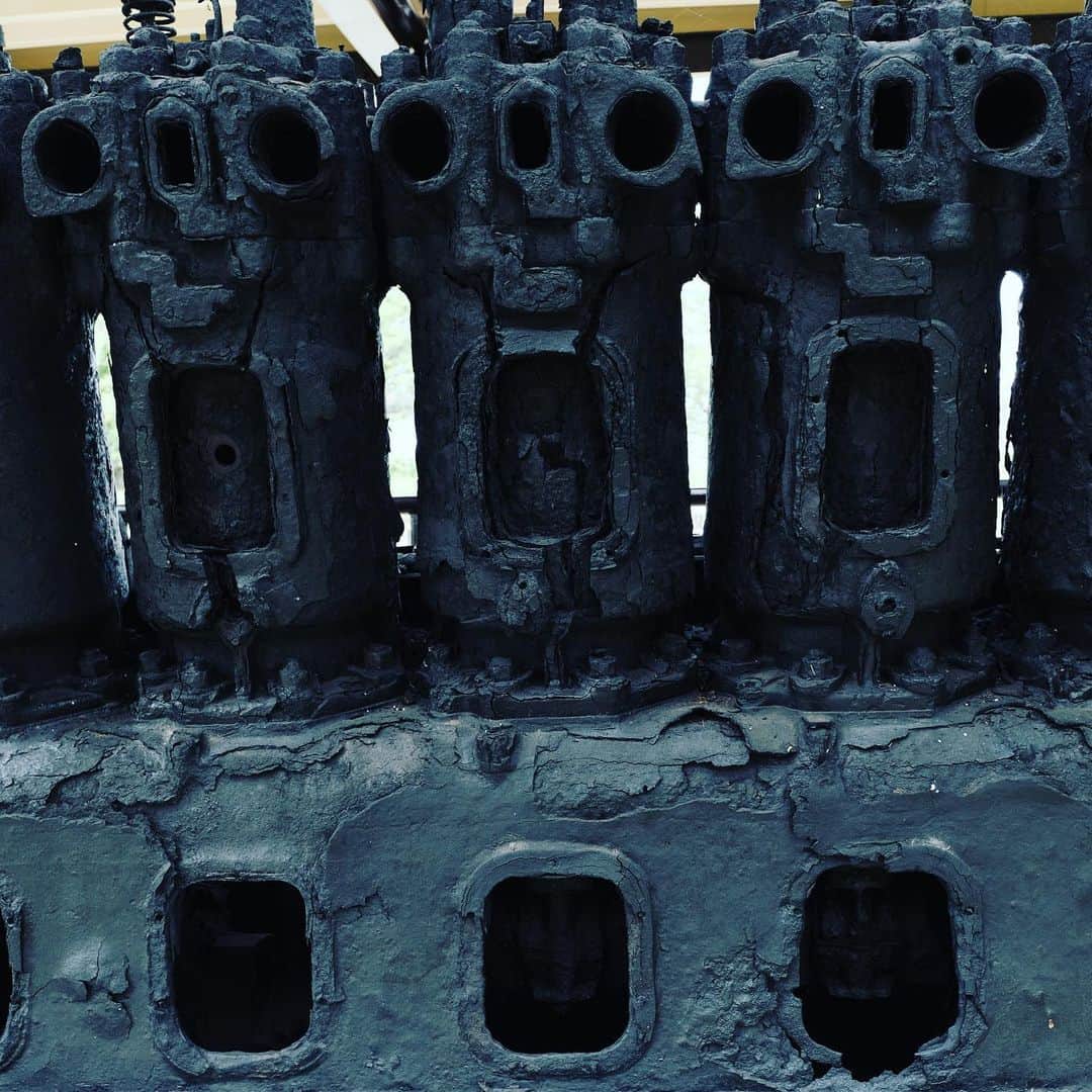 佐野史郎のインスタグラム：「4月にリニューアルした、夢の島、都立「第五福竜丸展示館」にて映画「おかあさんの被曝ピアノ」の撮影。 終わってから「ゴジラ キング オブ モンスター」を観る。 アメリカ版ゴジラは、前回同様、核の平和利用を謳っているように観えた。 特攻隊を美化する表現も、古代からの、侵略者が先住民を祀る構造と重なる。 全てを古層の神々へと導き、世界を神話で救うしかないという眼差しには共感もするけれど。 シン・ゴジラは別にして、日本版ゴジラは古事記、アメリカ版は日本書紀…ということかな？ ならば、まことの、口伝の神話もあるはず。」