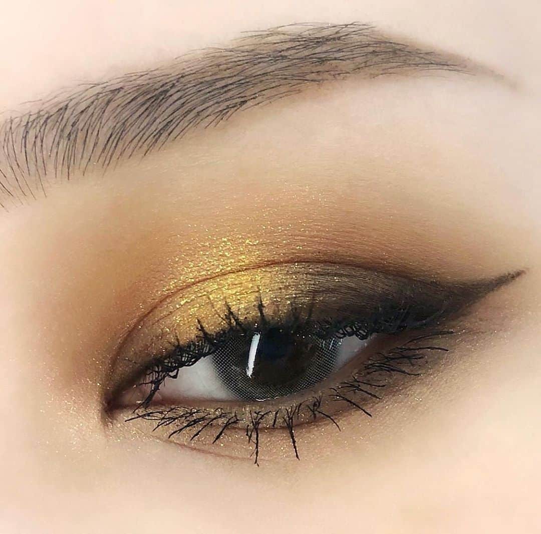 M·A·C Cosmetics Canadaさんのインスタグラム写真 - (M·A·C Cosmetics CanadaInstagram)「@_chamvicky used the Eyeshadow x 12 Palette in Natural Vice from our latest collection to create this sunlit look ⚡️#MACElectricWonder is available now online and in-store June 6th! Repost @maccosmeticshk」6月4日 11時00分 - maccosmeticscanada