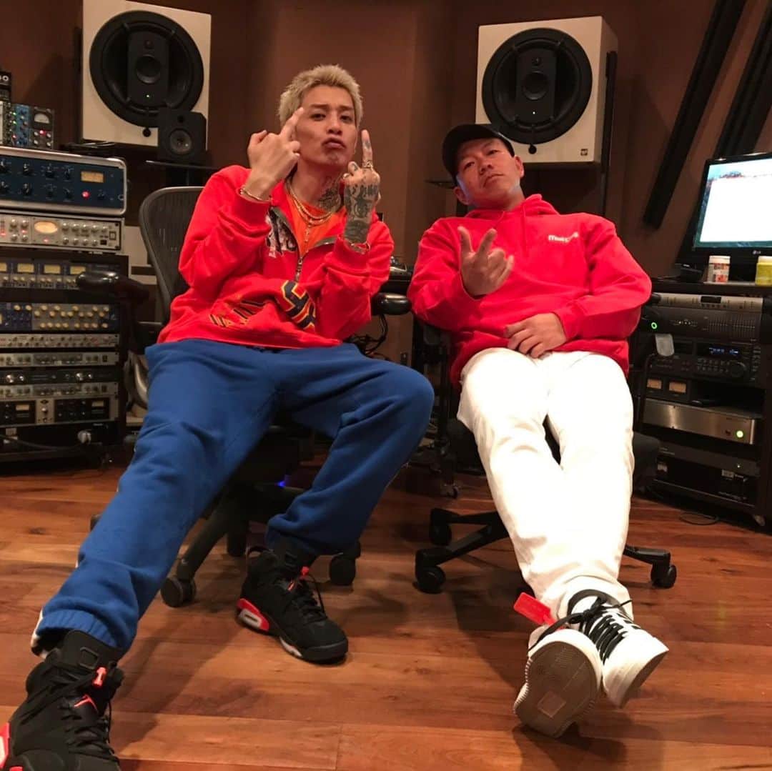 のインスタグラム：「明日 発売の アルバム #Tsubasa が なんか バランス良いんだよこれが 呑み友から の 音楽の話が できる サル同士！  一曲プロデュース させてもらったわ〜  @t_ace_kuzu にしかできない内容になってるかと！ またスタジオでのセッションも  楽しだ！  10枚目のアルバム おめでとう㊗️ 俺だけfeaturing なのがウケる🤣 アルバム 是非効いてみてくれ！ ブスども❗️ Produced one song on his album, one of da realest kid I ve met ,  go get it! #album #tsubasa  #hiphop #reggae #dancehall #bless」