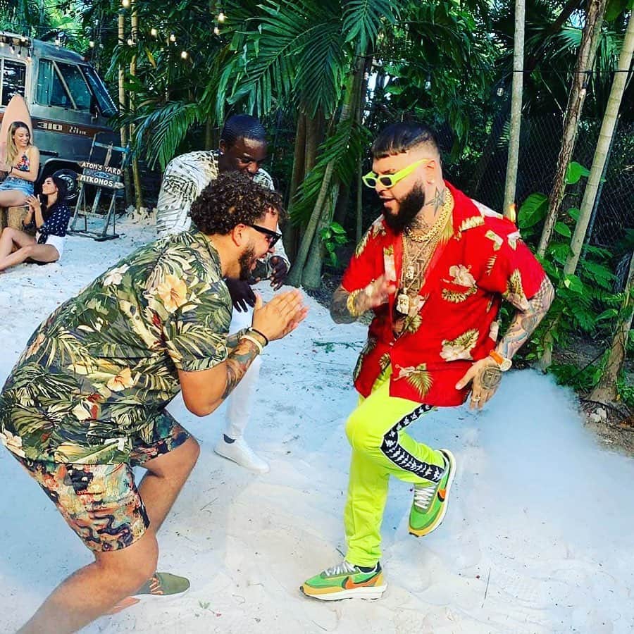 エイコンのインスタグラム：「Me and my family @farrukoofficial @maffio creating this visual masterpiece. Can’t wait to release it. @elnegreeto 💥」