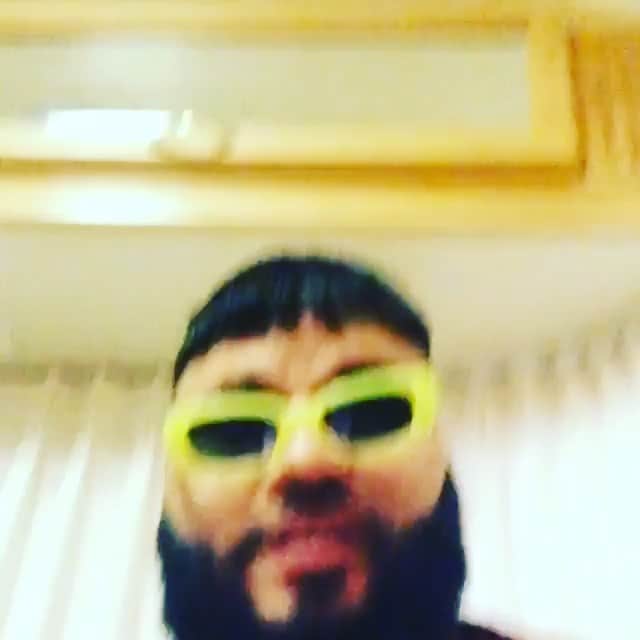 エイコンのインスタグラム：「Too funny. Can’t pronounce my own name. @farrukoofficial @elnegreeto #solotu」