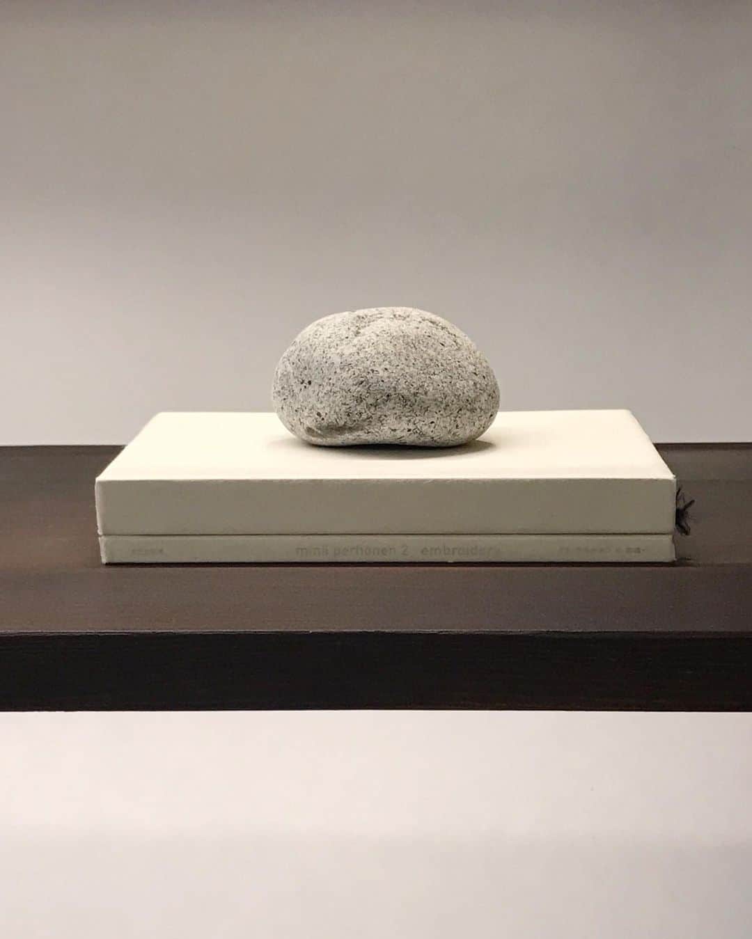 のインスタグラム：「Lee Ufan-ish at @eathlibrary_official — #truffypi #truffypiinseoul #truffypiinspiration #artobject #white #interiordesign #stilllife #vhcalligraphy #seoul #beauty #art #calligraphystyling」