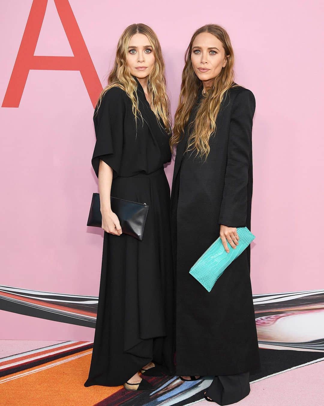 Just Jaredさんのインスタグラム写真 - (Just JaredInstagram)「#MaryKateOlsen and #AshleyOlsen don their own line @therow at the @cfda awards 👯‍♀️ #OlsenTwins #TheRow #CFDAAwards #CFDA @gettyentertainment」6月4日 11時04分 - justjared
