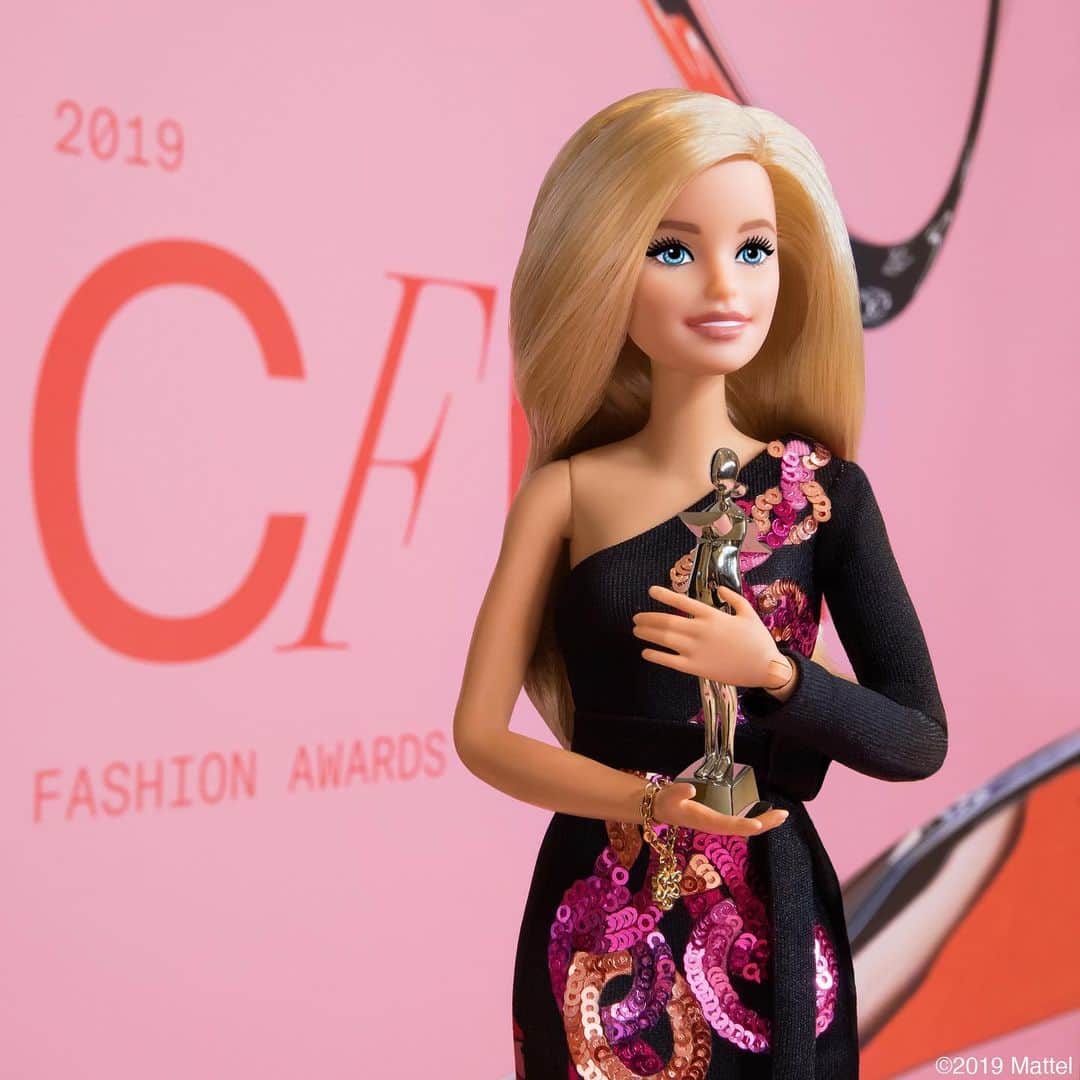 バービーさんのインスタグラム写真 - (バービーInstagram)「Tonight was an incredible celebration of American fashion, thrilled be included and receive this amazing honor from the @CFDA! Congratulations to all of the nominees, winners and honorees, you inspire me everyday! ❤️ #CFDAAwards #barbie #barbiestyle」6月4日 11時05分 - barbiestyle