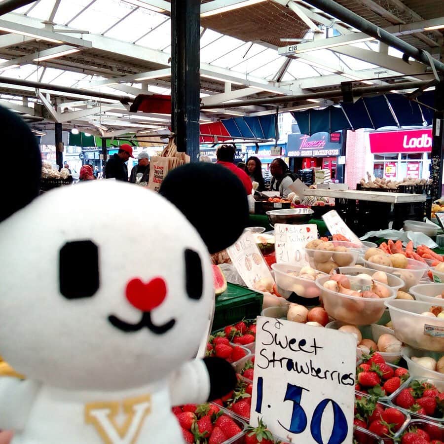 テレ朝newsさんのインスタグラム写真 - (テレ朝newsInstagram)「マーケットは野菜の種類もたくさん。 日本では見ないような大きなキュウリや小さなキュウリ！ 唐辛子も色んな大きさがあります。 . . #おでかけゴーちゃん。#テレビ朝日 #テレ朝 #news #六本木 #東京 #japan #follow #テレビ #テレビが好きな人と繋がりたい #写真 #写真好きな人と繋がりたい #photography #nofilter #ゴーちゃん #ごーちゃん #panda #おでかけ #fun #travel #レスター #leicester #イギリス」6月4日 11時08分 - tv_asahi_news
