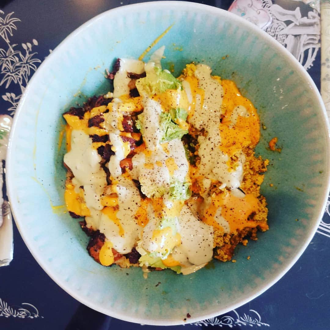 ガソリングラマーさんのインスタグラム写真 - (ガソリングラマーInstagram)「VEGAN EGG SAUSAGE FONDANT POTATO CHEESE MUSHROOM AVOCADO BOWL + SALSA JALAPENO CREMA & QUESO #GASOLINEKITCHEN ADVENTURES 🍳🥚🌭🥔🧀🍄🥑🌶 @beyondmeat #vegansausage  @sperofoods #SCRAMBLIT #veganegg  @mothersmarkets #potato #avocado #FONDANTPOTATOES @violife_foods #mozzarellashreds  @zubiatescocina #salsa #jalapenocream #queso  @mountainroseherbs #smokedblackpepper #birdseyechilipepper  #vegan #vegansofIG #veganaf #vegansofinstagram #veganfood #whatveganseat #instavegan @gasolineglamour #GASOLINEGLAMOUR  #beyondmeat  #sperofoods  #mothersmarket  #violife  #zubiatescocina  #mountainroseherbs」6月4日 11時16分 - gasolineglamour