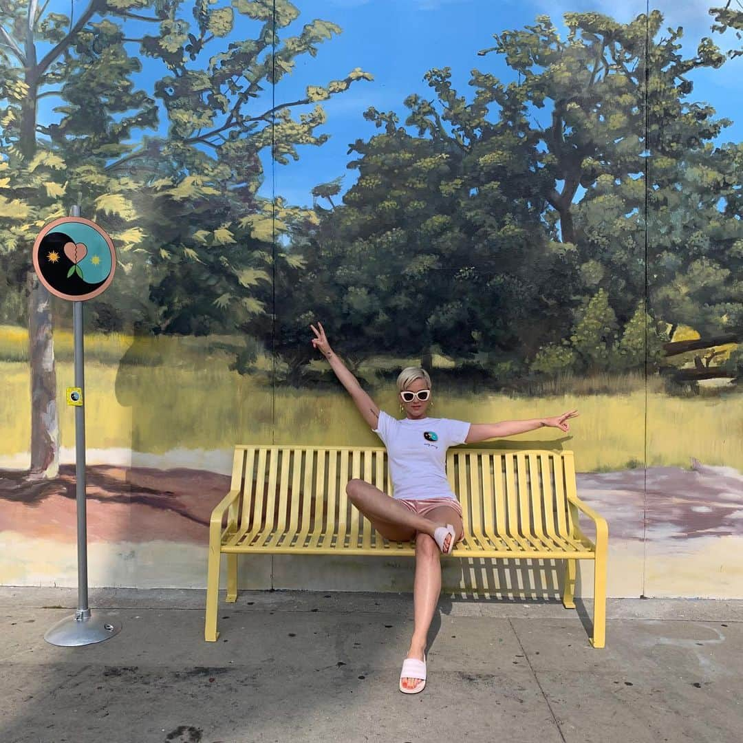 ケイティ・ペリーさんのインスタグラム写真 - (ケイティ・ペリーInstagram)「Lose your self control and fall down the rabbit hole of #NeverReallyOver official merch now! Link in Stories 🤗」6月4日 11時16分 - katyperry