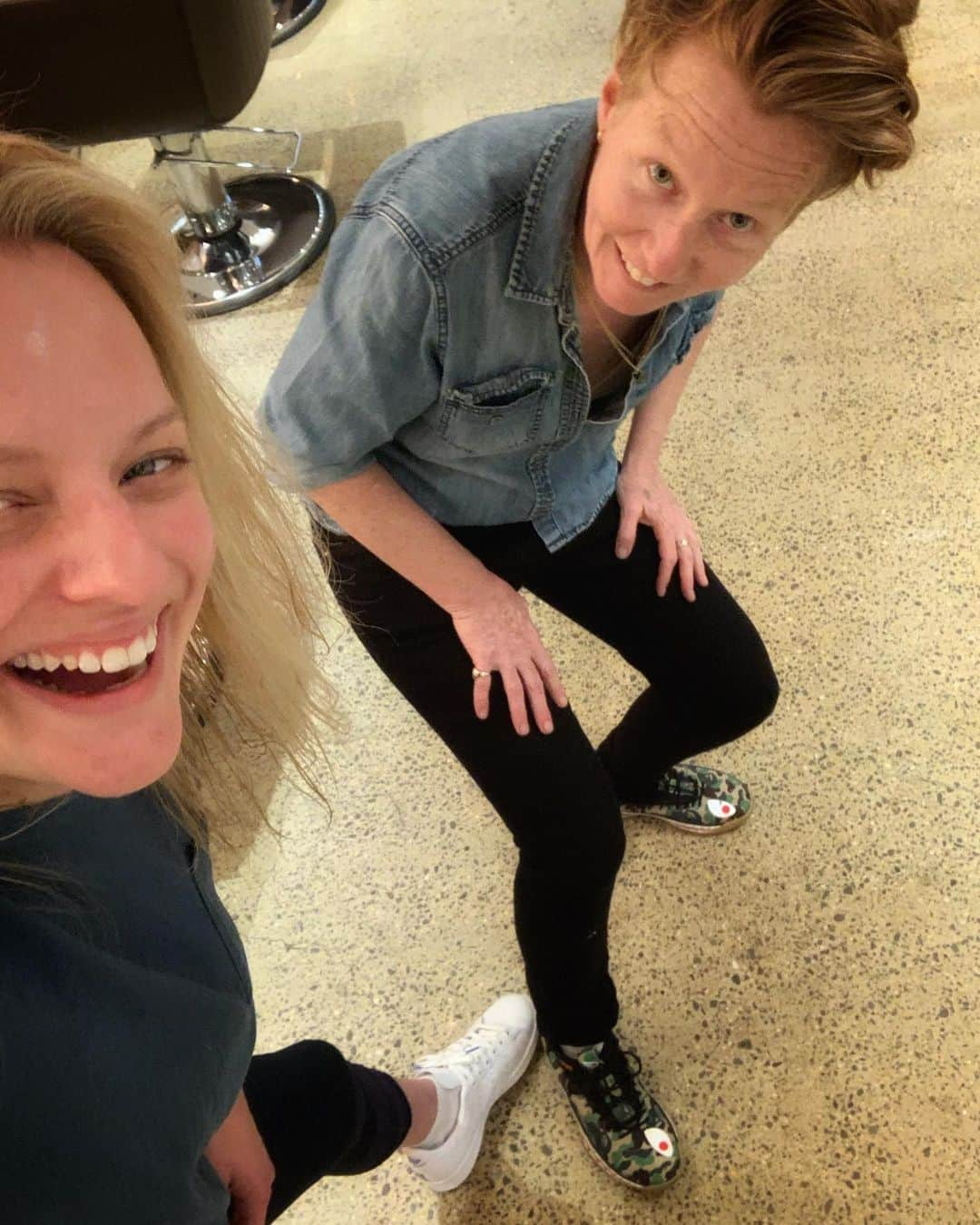 エリザベス・モスさんのインスタグラム写真 - (エリザベス・モスInstagram)「We were trying to get a picture of my hair and then became distracted by trying to get a picture of our shoes. One of these things we succeeded at 🤷🏼‍♀️ @firebalm @sergenormant @adidas #bestcoloristinNYC」6月4日 11時18分 - elisabethmossofficial