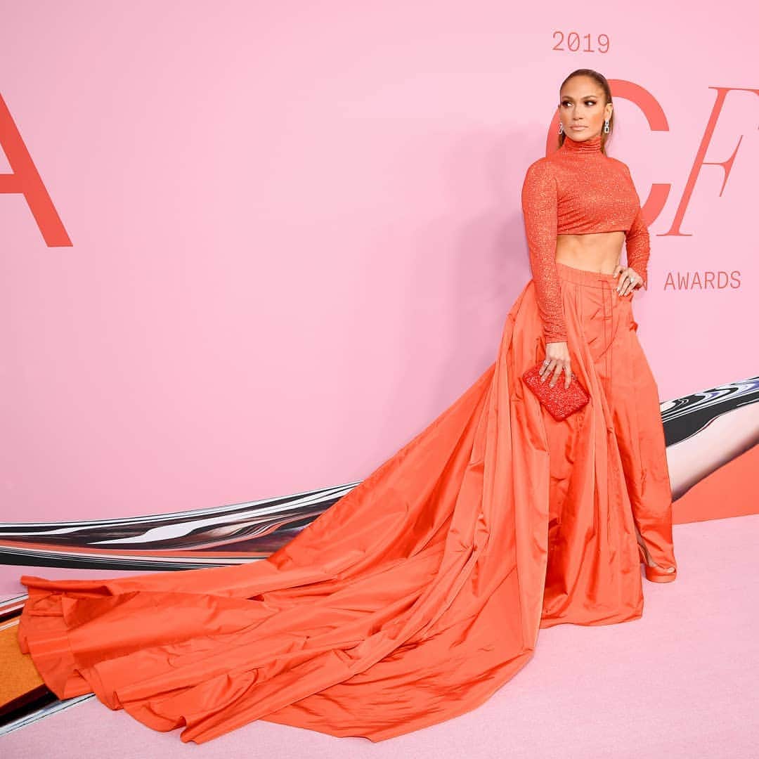 Vogue Australiaさんのインスタグラム写真 - (Vogue AustraliaInstagram)「#JenniferLopez and her abs arrive on the CFDA Fashion Awards red carpet in #RalphLauren to collect the 2019 Fashion Icon Award 🧡 📸 Getty Images」6月4日 11時19分 - vogueaustralia