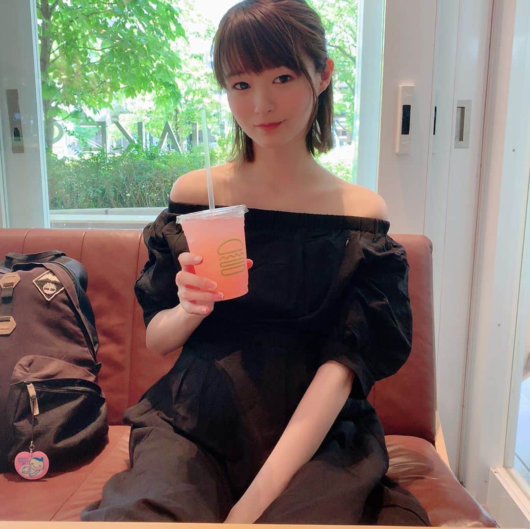 しほの涼のインスタグラム：「《地獄だったつわりの話 part.1》 🚫生々しい表現含みますので、見たくない方見ないで下さい🙅‍♀️ つわりについて質問いただいたので、私のつわり体験記を書いておきます🤢 私は妊娠6週からつわりが始まりました😓最初は食欲が全く無くなって、喉の奥にビー玉が詰まっているような感覚があり、ずーっと船酔いに近い吐き気がありました。 そこから殆ど寝たきりになり、一日に3粒食べれていたイチゴも吐き始め、水も飲めなくなりました🤮 病院の尿検査でケトン体が３+出てしまい、（ケトン体とは食事がとれない分、体に蓄えられた脂肪をエネルギーとして使っている状態）点滴治療を行いましたが一向に回復しないので妊娠8週で緊急入院となりました🏥 入院中は2リットル毎日点滴していましたが、ビーフリード高濃度輸液で血管痛の副作用が出てしまい腕の中からアイスピックで刺されているようなズキンズキンとした痛みが酷くなり、吐き気とのダブルパンチでずーっと一日中泣いていました😢 妊娠10週過ぎからつわりはもっと酷くなり、トイレから出る事が出来なくなりました。ハンドソープの匂いや、人のシャンプーの匂いでも吐き、歯磨きはおろかシャワーを浴びる事も出来ず、吐いては自分のゲロの息の匂いでまた吐き、口をゆすいだら水のカルキの匂いで吐き、吐きすぎて胃が痙攣し胃酸と胆汁が混ざった真っ茶色の液体を吐き、身体が飢餓状態になり、血圧が下がりすぎて倒れ、1か月近く毎日刺し替えていた点滴針で腕がアザだらけになり、もう腕に点滴が刺せないという事と高濃度輸液を身体に入れる為に心臓の大動脈まで直接点滴を届けるバイパス手術を妊娠12週で受ける事になりました。 part.2に続きます👉 #重度妊娠悪阻 #悪阻 #悪阻入院 #悪阻地獄 #悪阻終了 #悪阻ピーク #つわり #つわり地獄 #つわり対策 #つわり辛い #つわりピーク #つわり終わらない #34w #マタニティコーデ #初マタ #令和ベビー #女の子ママ #妊婦 #妊娠9ヶ月 #マタニティワンピース #授乳服 #授乳服ワンピース #ぷんにーらいふ #ぷんにーコーデ #重症妊娠悪阻 #重症悪阻 #つわり」