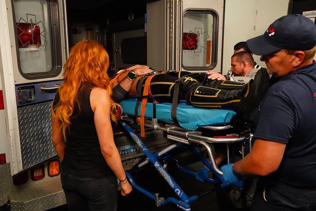 WWEさんのインスタグラム写真 - (WWEInstagram)「@wwerollins is being taken to a local medical facility after a brutal assault by @baroncorbinwwe and #BrockLesnar! #Raw」6月4日 11時22分 - wwe