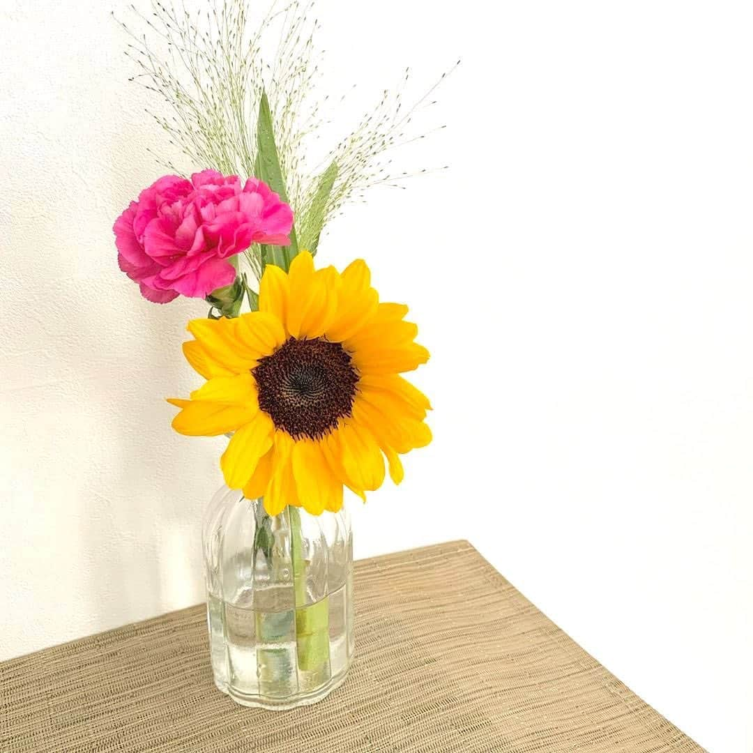 Bloomee LIFEさんのインスタグラム写真 - (Bloomee LIFEInstagram)「・ ひまわり🌻とカーネーション どちらも大好きなお花 眺めてるだけで元気もらえる✨ ・ お家で夏を先取り☀️ 夏が待ち遠しい、爽やかな季節🌿 お花と一緒に楽しんでみませんか？💐 ・ Special Thanks Photo by @mofu.rara ・ --- #まいにちローズ 🌹--- タイムラインにバラを咲かせて、まいにち当たるミニブーケをもらおう！ ・ 知っていますか？6月2日はローズの日💓 ローズの日は、自然の恵みに感謝を示す、海外のバラ祭りが元になった記念日です。 日本でも、バラが美しく咲くこの季節。 たくさんの人にお花の素晴らしさを伝えたい。 ・ バラの画像を投稿して、Instagramのタイムラインに咲かせることで、 お花の魅力を一緒に広めてみませんか？ ・ 詳しくは下記 or プロフィールトップのハイライトをチェック👌 ↓↓↓ ■プレゼント：#まいにちローズ で投稿した人の中から抽選で【まいにち1人にバラのミニブーケ】が当たる✨ ■参加方法： ①@bloomeelife をフォロー ②欲しい色のバラ画像を用意(キャンペーン公式ページで誰でも使えるオフィシャル画像を配布中) ③#まいにちローズ #bloomeelife を付けて投稿 ・ 当選者の方にはbloomee LIFE 公式アカウントよりDMにてご連絡させていただきます💌 ・⠀ #bloomeelife#ブルーミーライフ#花のある生活#花好きな人と繋がりたい#おうち時間#花部#花写真#花が好き#花を飾る#暮らしを楽しむ#日々の暮らし#丁寧な暮らし#日々#お花のある暮らし#ナチュラル#素敵な休日#暮らしを整える#くらしのきほん#日々の暮らしを楽しむ#丁寧に暮らす#ローズガーデン#ローズ#バラ#ミニブーケ#シンプルライフ#すっきり暮らす#ナチュラルな暮らし#ナチュラルインテリア#シンプルインテリア」6月4日 11時23分 - bloomee