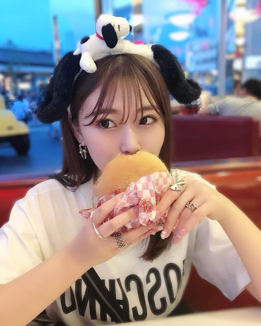 藤川沙弥のインスタグラム：「ゆにば〜🎪🎡﻿ ここの🍔が美味しくて好き!﻿ ﻿ VRがいまルパンなんだけど﻿ めっちゃ面白かったよ🚗💨﻿ 貸切nightだと 大好きなハリポタも10分で乗れるのね🥺✨ ほんと素晴らしい企画🙆🏻‍♀️」