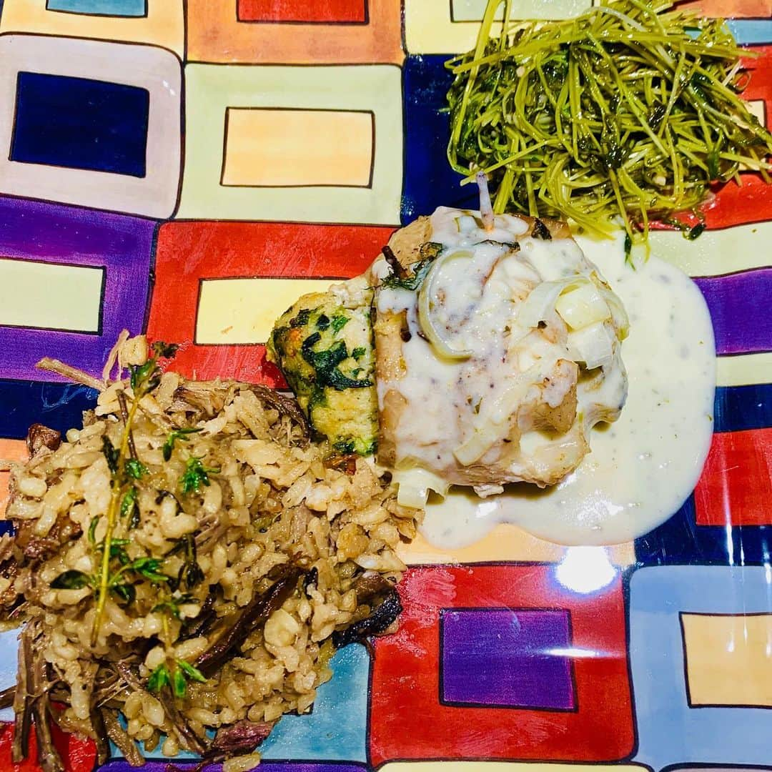 フェイス・エヴァンスさんのインスタグラム写真 - (フェイス・エヴァンスInstagram)「Dinner... snapper stuffed with crab, spinach & Gorgonzola w/dill, lemon, leeks & white wine cream sauce/mushroom & beef brisket risotto/sautéed snow pea shoots #FizzysKitchen #shecooks」6月4日 11時29分 - therealfaithevans