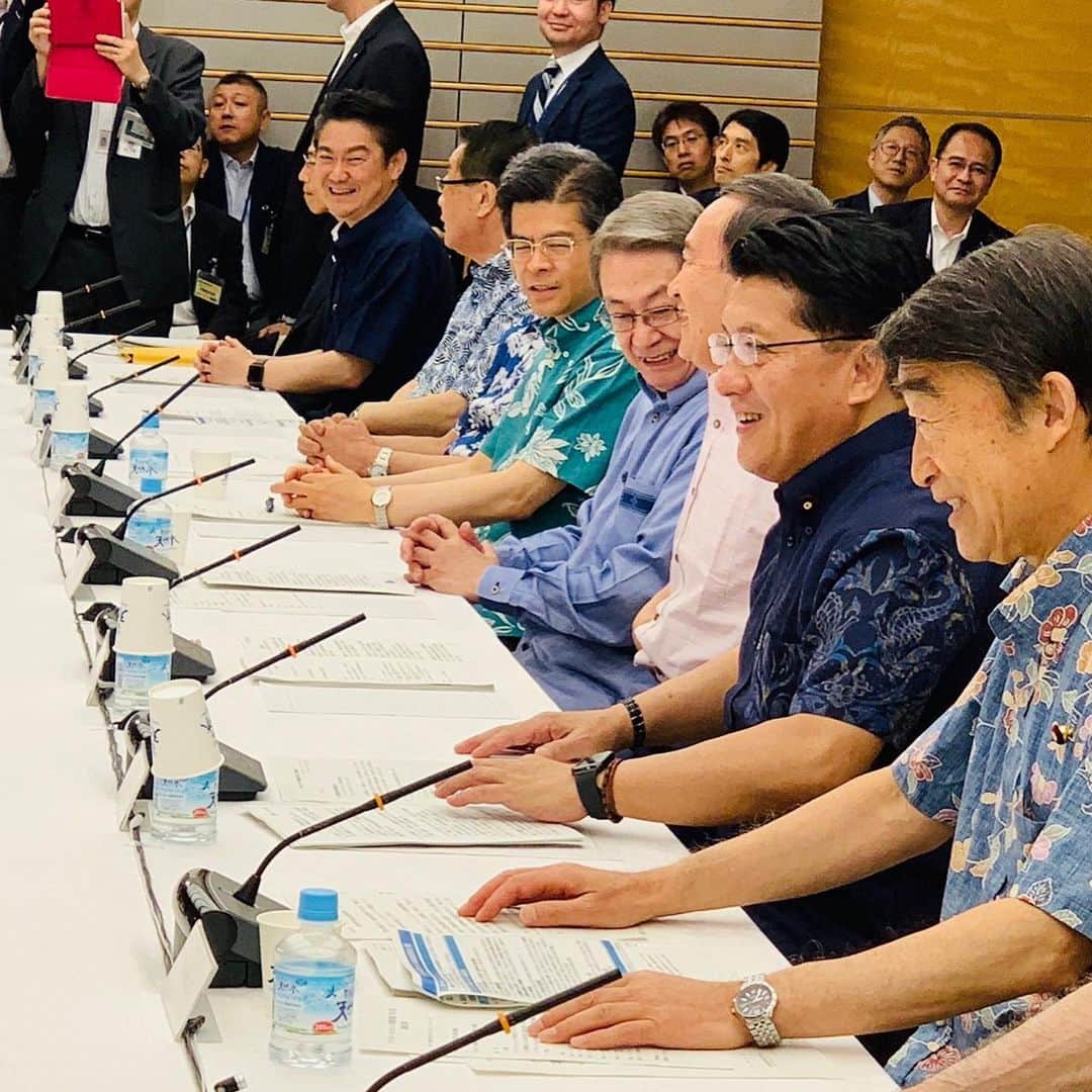 平井卓也さんのインスタグラム写真 - (平井卓也Instagram)「今朝は、デジタル・ガバメント閣僚会議を開催。石田大臣からマイナンバーカードの普及とマイナンバーの利活用の促進に関する方針について、また、私から政府情報システムの予算要求から執行の各段階における一元的なプロジェクト管理の強化について説明し、それぞれ決定しました。いずれも、デジタルを前提とした人に優しい社会を実現する上で重要な社会基盤です。議長である菅官房長官の下、石田大臣はじめ関係閣僚と連携して、鋭意進めてまいります。 なお、本日は閣議が沖縄のかりゆしを着て行われるため、デジタル・ガバメント閣僚会議もかりゆし着用で行われました。 #平井卓也 #デジタル・ガバメント #デジタル・ガバメント閣僚会議 #政府情報システム#かりゆし #digitalization」6月4日 11時41分 - hiratakuchan0125