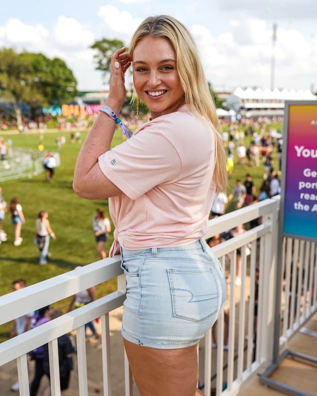 American Eagleさんのインスタグラム写真 - (American EagleInstagram)「"I am telling you that you CAN wear the shorts... those thighs don’t need to touch or gap they are perfectly imperfect just the way you were born to be." –@iskra 🙌🏾🙌🏼🙌🏿 Rock your Curvy Shorts like @iskra did at @govballnyc this weekend and tag us using #AExME! #govballnyc」6月4日 11時42分 - americaneagle