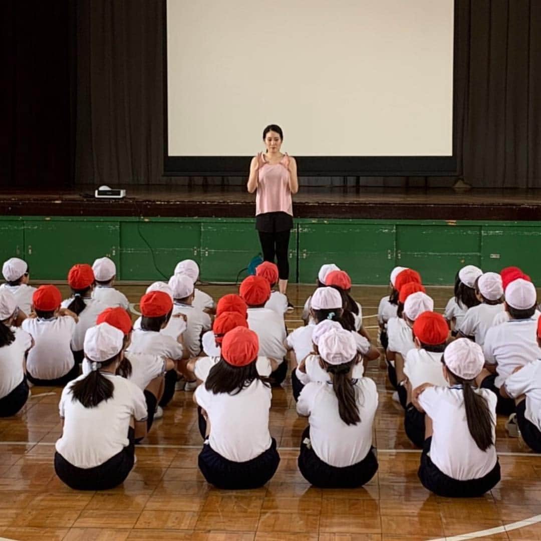 田中琴乃さんのインスタグラム写真 - (田中琴乃Instagram)「【世田谷区オリパラ教育事業】 ・ #世田谷小学校 にお伺いし、全校生徒さんの前で講話を。その後体験授業を行いました✨ 実技体験では、5.6年生の皆さんと一緒に、ボールとフープの体験を🙆‍♀️ ・ この日のことを、ふと思い出してくれる日がいつか来てくれたら嬉しいな😌✨ ・ ありがとうございました💓 ・ ・ #世田谷区  #tokyo2020  #新体操  #rhythmicgymnastics  #田中琴乃」6月4日 11時35分 - tanakakotono