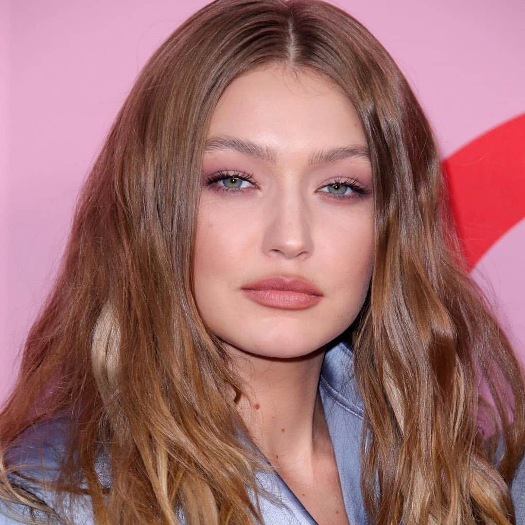 Maybelline New Yorkさんのインスタグラム写真 - (Maybelline New YorkInstagram)「All eyes on @gigihadid at the @cfda awards tonight! 😍 Makeup artist @cgonzalezbeauty created her ‘90s glam using the fit me! foundation matte + poreless in ‘natural buff’, #citybronzer, and fit me! blush in ‘nude’. For her sultry eyes, she used the nudes palette, #colossalmascara and she finished the look with color sensational #creamymattes lippie in ‘daringly nude’. #mnyitlook #cfdaawards」6月4日 11時37分 - maybelline