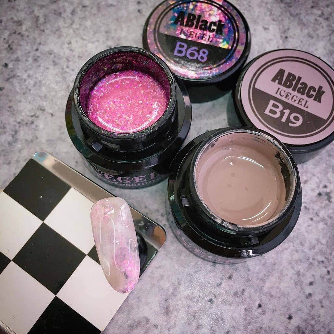 Icegel Nailさんのインスタグラム写真 - (Icegel NailInstagram)「# ABLACK  완전 영롱~ 투명해서!!! 여름에 너무 너무 청량해 보이는 아트예요!  역쉬! 👍👍👍👍 #어블랙 B19, B68 컬러  #Repost @joy_nails_taiwan (@get_repost) ・・・ 🎀Joy Nails Jessie J新作/粉晶雪花石/ABlack質感新色！ 在矛盾與跌撞中發現生活⋯⋯ 將自己內心世界恣意地表現... 那是最真實的...創作... 簡單沉穩卻又暗自發光！  冷靜溫柔地奶灰色ABlack B19... 清新甜美的晶亮粉紅ABlack B68... 碰撞出的火花...粉晶雪花石！  #Jessie J 實作推薦唷！ #粉晶雪花石 #天然石ネイル  #ABlack B19 #ABlack B68 #美甲教學 #icegel @icegelnail  #頂級凝膠品牌 #課程嚴選國際品牌ICE GEL... 色料都是進口德國、日本、韓國化妝品等級，優質凝膠絕對品質保證！！ #美甲教學🔗https://joynails.school/」6月4日 11時38分 - icegelnail